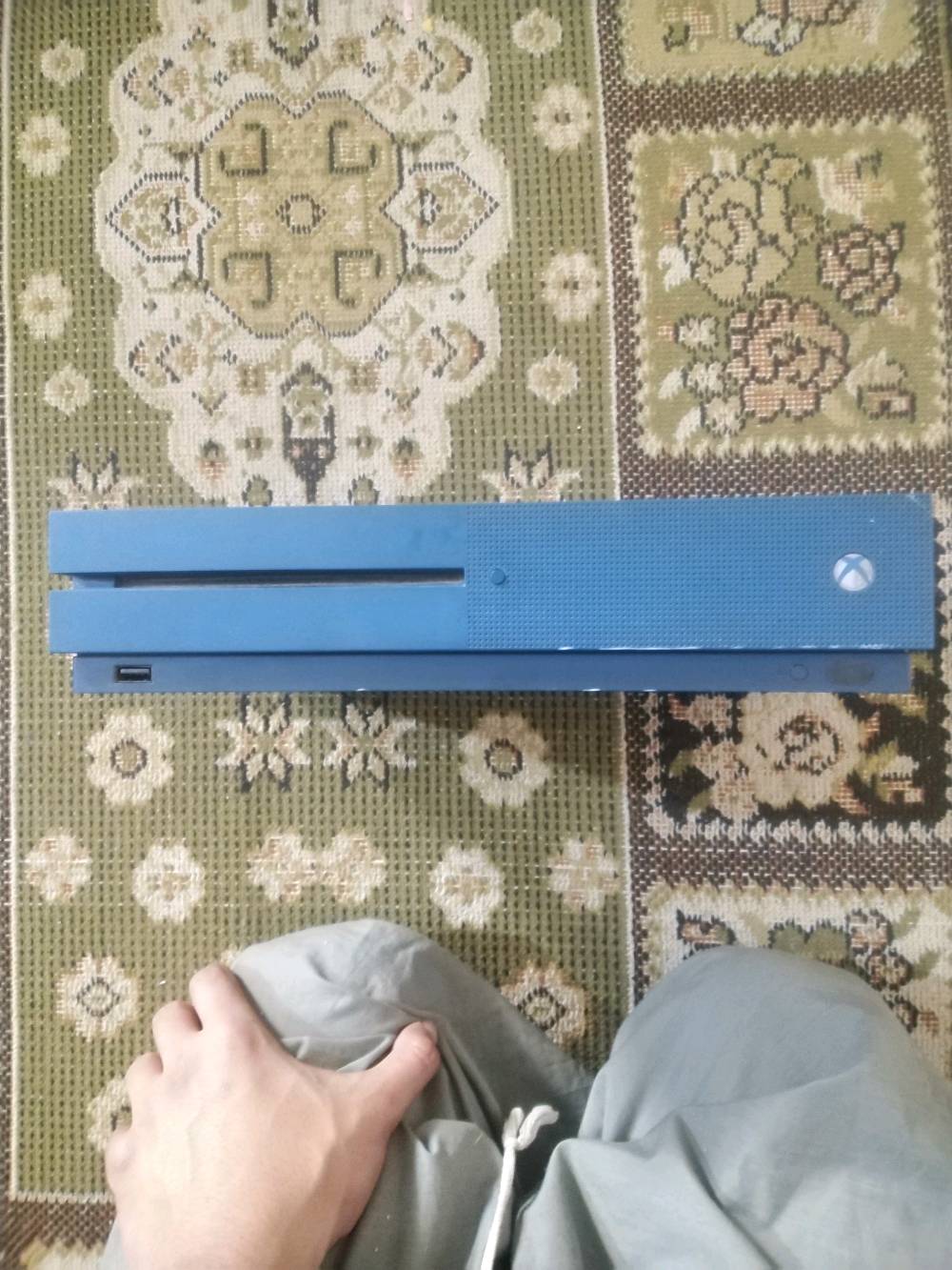 جهاز اكسبوكس ون اس xbox one s 
جهاز اكسبوكس ون نفس ما جاي اشوفوفون نضافته وياه يده كيم سير ام الواير مشتريه صالي شرين بس حته العلبه وياهه بي العاب اويا العاب بس  مو بالحساب يعني ما مشترينهن  شغلوهن اوفلاين يضل للابد بس اذا اتصل الجهاز بالانترنيت يروحن هذني الالعاب. توصيل بغداد فقط
