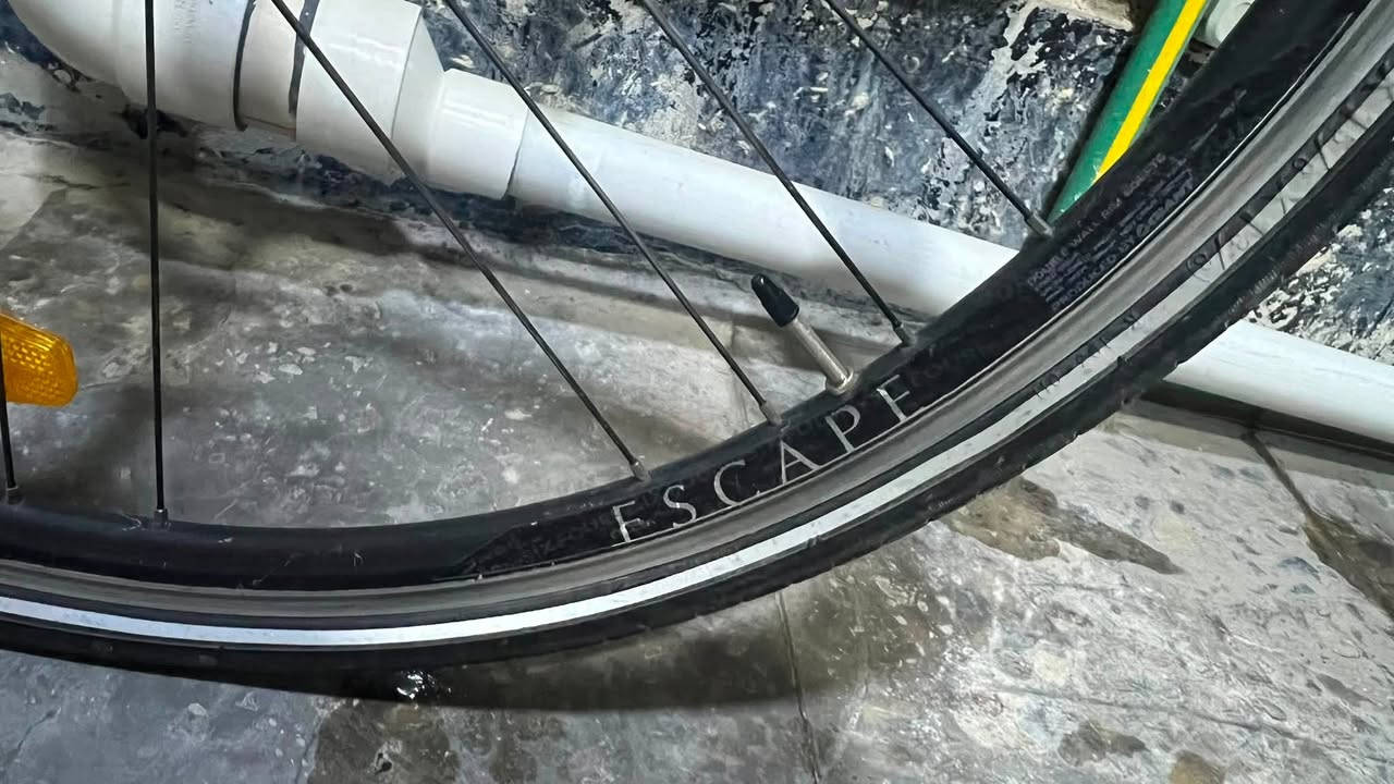 Gian Escape
دراجة الاداء الرياضي والمسافات الطويلة
المنيوم بالكامل 
صناعة تايوان الاصلي 

سستم سرام 

وياله مختم اسكيب كله بلاد 

بدالات بلادية 

كامل بدون اي نقص

قياس M

اطارات كيندا 

السعر 220 وبي مجال

للتواصل ***********1
