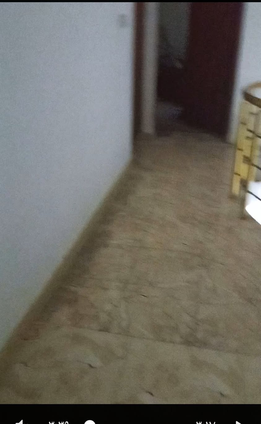 السلام عليكم اعيد النشر بسبب الوعود الكاذبة 
دار للبيع مساحته 114طابقين  
يحتوي على 3غرف صالتين استقبال سطحين منور طارمه 
السكف صب كونكريت للطابقين 
كافه الخدمات 
يتوفر أيضا مدارس بانواعه سوك افران مولد ذهبي قريب جدا عليك انتريت قريب ويبعد عن الامام الحسين عليه السلام 3كيلو ونص 
طريق البوبيات عمود 86 بدايه الحر الصغير السعر جدا مناسب 85بي مجال للطيبين ***********

