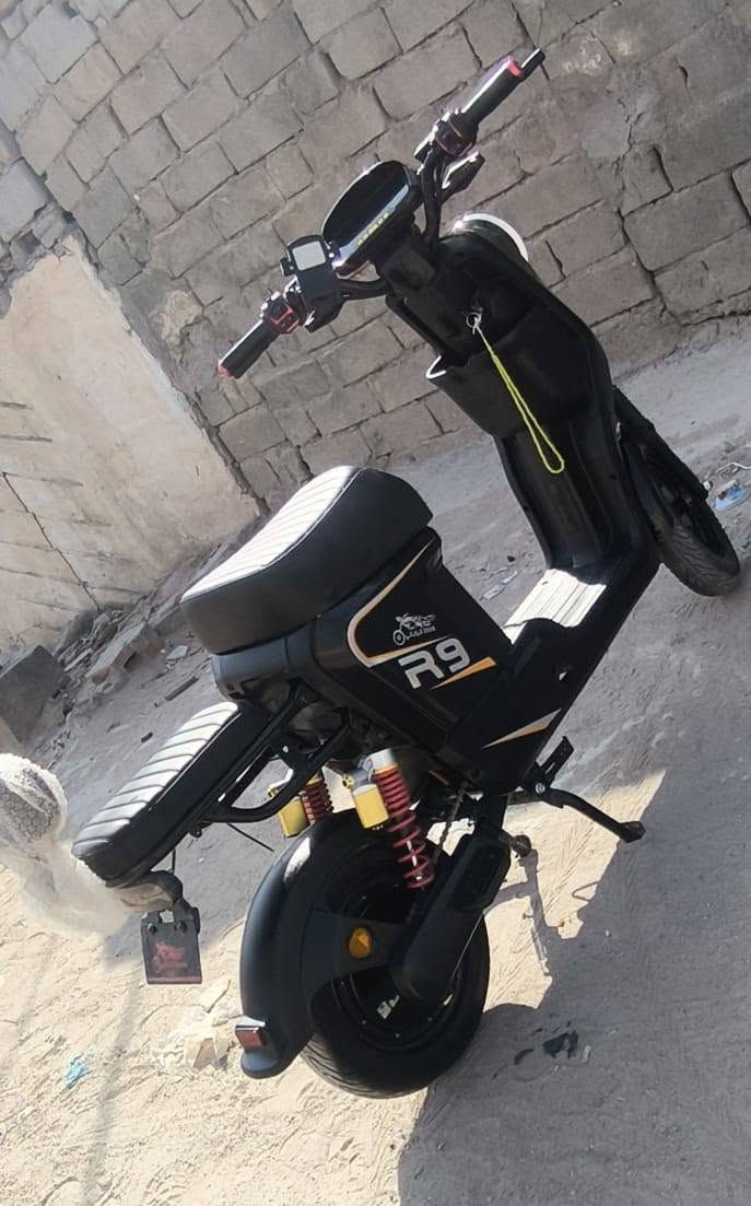 سلام عليكم دراجه شحن جديده كل اشي ما ابيه ما صارله شهر من شتريته شاحنه موجوده بطارياته مكفولات كل اشي مابيهن دراجه ايشي ابيه ترجعه السعر 650 مكاني البصره قضاء الزبير الرقم التلفون ***********
