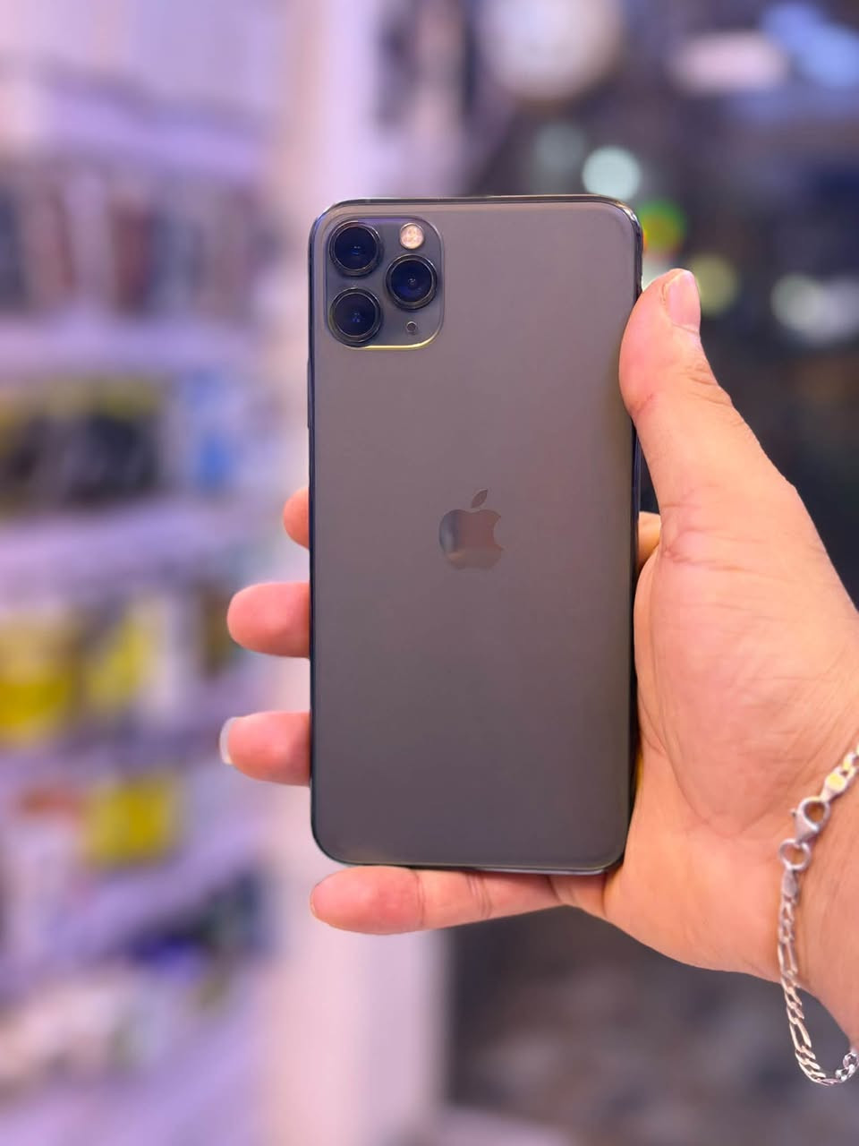 للبيع iPhone 11 Pro Max
المواصفات:
•  الذاكرة: 256GB
•  البطارية: 82%
•  الجهاز مبدل فقط الشاشة
•  نوع الشاشة: وسط - لا تشمر ولا تعلق ولمس فول
•  شغال على وضع الوكالة وكلشي بيه شغال
السعر: 270 الف وبيه مجال بسيط
العنوان: بغداد - مدينة الصدر - قطاع 18 - قرب سيارات كربلاء
للتواصل: ***********
