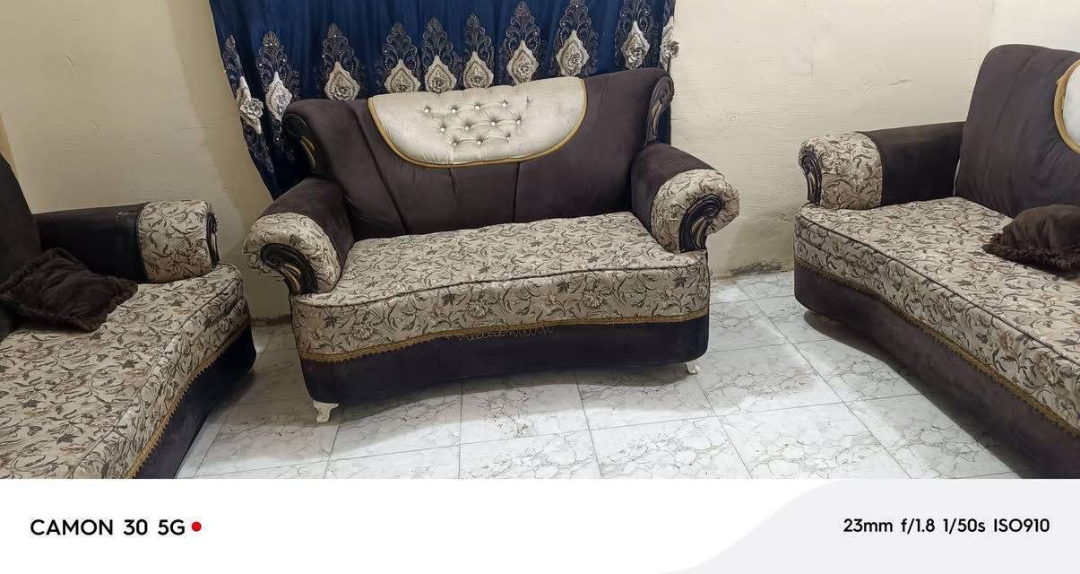 السلام عليكم تخم قنفات للبيع عشر مقاعد السعر خاص***********
