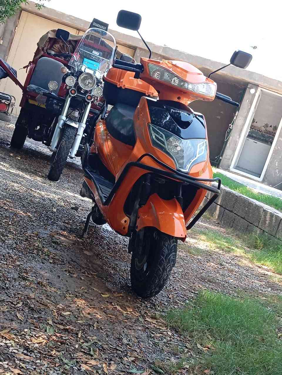سلام واعليكم دراجه للبيع شحن لون مميز برتقالي مشمشي 🍊موديل 25 دراجه نوع كوري 🇰🇷 سكنس ست 6 بطاريات 🔋3 نمر سرعتهه 135 معدلهه بلمشي 125 تمشي دراجه كفاله عامه من كهربائيات ومن بطاريات ومن شحن مكاني ديالى شهربان ابو رهف الربيعي  ***********
