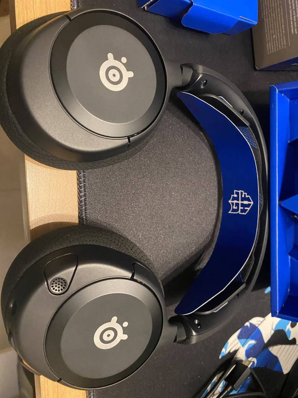 سماعه steelseries arcits nova 1p
وزن خفيف،مايك ممتاز،وسادات أذن كلش مريحه 
ملاحظه: لاستيكرات مأخوذة من السماعه 
سماعه كلش نظيفه واذا تريد هم تفحصه 
سعر 50 
*********** تواصل هذا الرقم
المكان البنوك
