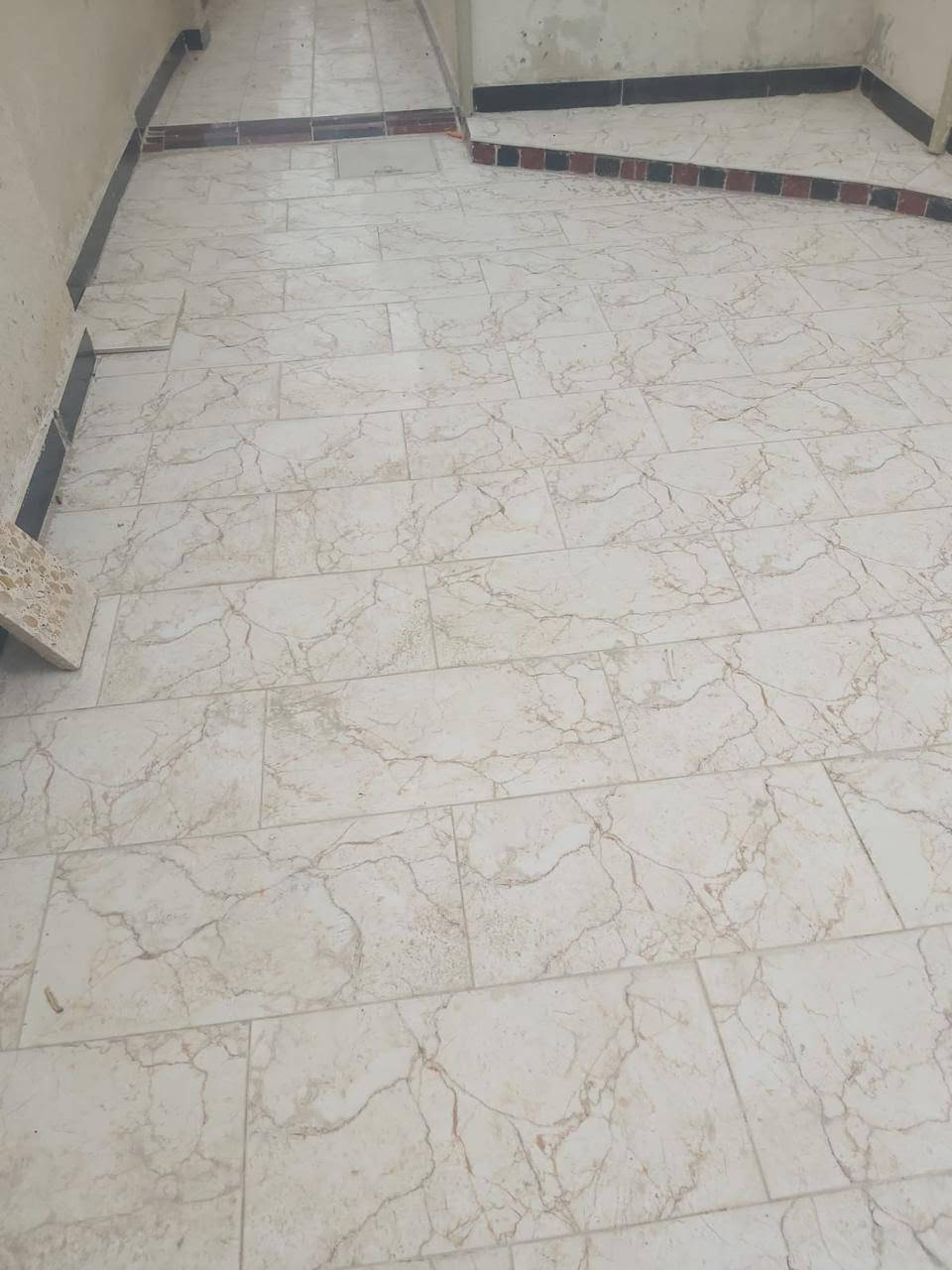 للبيع بيت جاهز للسكن في مجمع العميد السكني في الموحيه خلف مدرسه الكفيل  
المساحه الكلية 200 م 

بناء ١٥٠ م 

غرفتين وصاله واستقبال ومطبخ ومجموعه صحيه كامله  والمخزن فوك

ماء مجاري شوارع تبليط

السعر 230

البيت مطلوب ٧٥  ينزل من السعر 

***********
