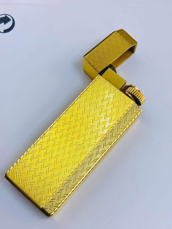 قداحة كاتير ( Cartier) سانتوس  
سويسري اصلي انتاج التسعينات  
تغليف ذهب 20 مايكرو 
نقشه مميزة من النوادر   
للاتصال ***********
