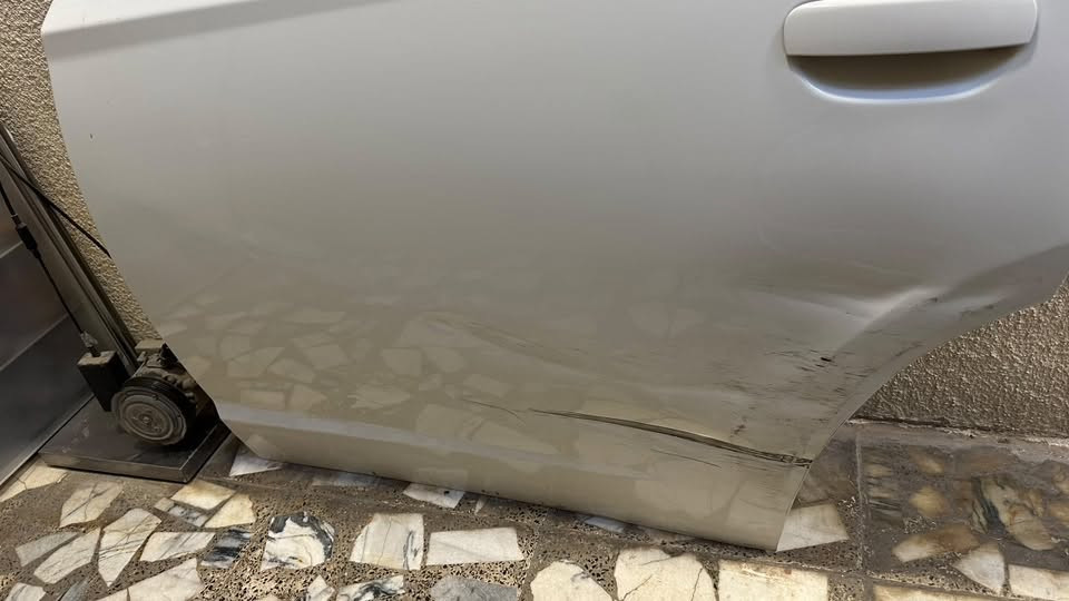 سلام عليكم باب جارجر للبيع خلف السائق بلادي ابيض كامل بي طخة خفيفة
***********
