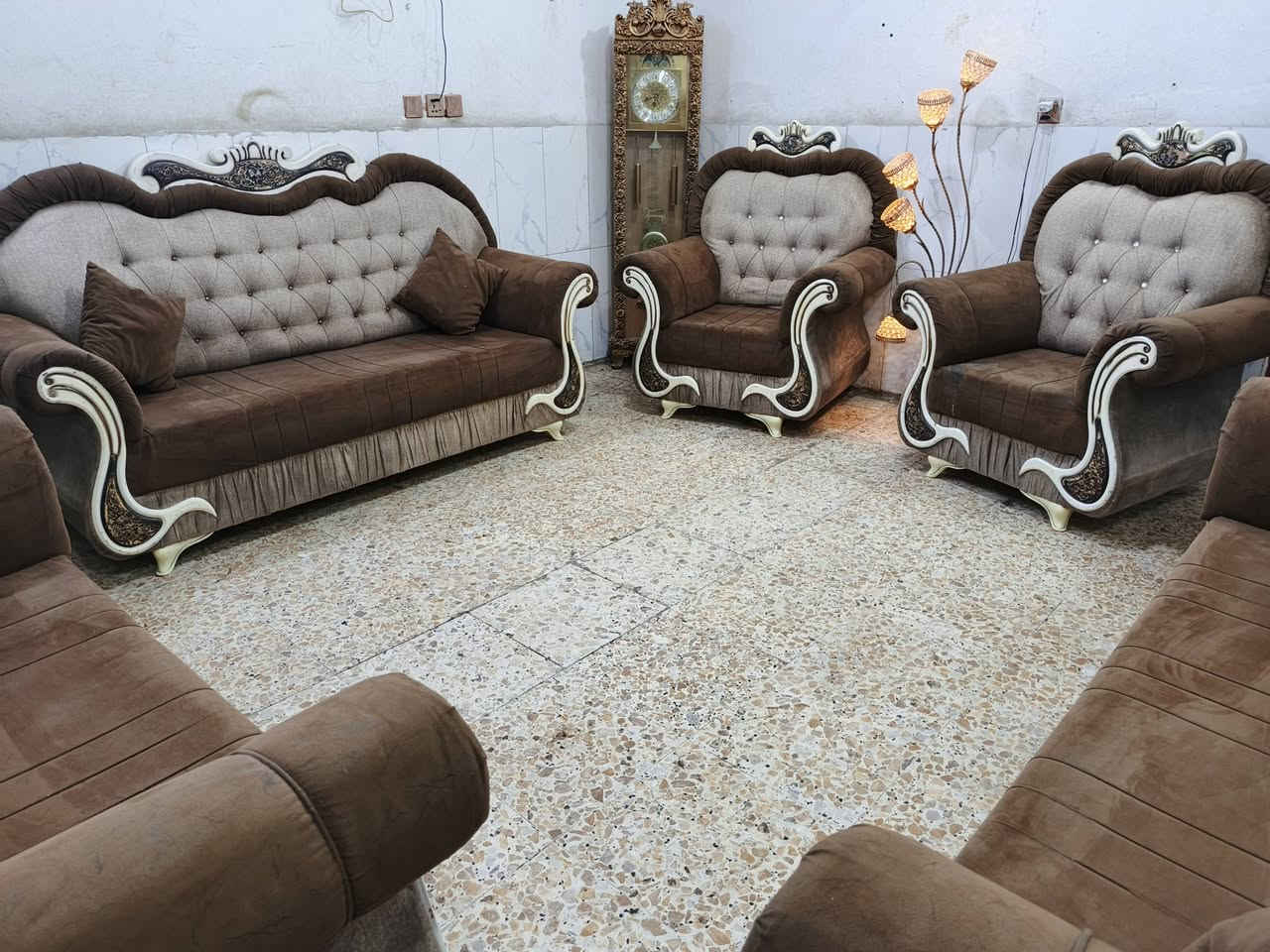 تخم ملكي تكمه نظيف جدا 10مقاعد ب275الف وبي مجال المكان الوشاش *********** يوجد توصيل بكروة يوجد واتس اب
