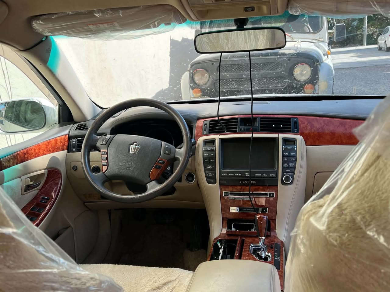 ٢٠٠٥براوە  سفر تازە داخل 
گەورە وە گەورە  
کامل مەسروف کراوە  
بەسمەی بەسراوە
تازە ڕۆنی گۆراوە 
هەرچوار تایەی لۆک 
دوو دوگمە یە دووسەو پەنجا مەسروفی نیە 
٥٠ گڵا مەعمەلەیە برایانە 
***********
