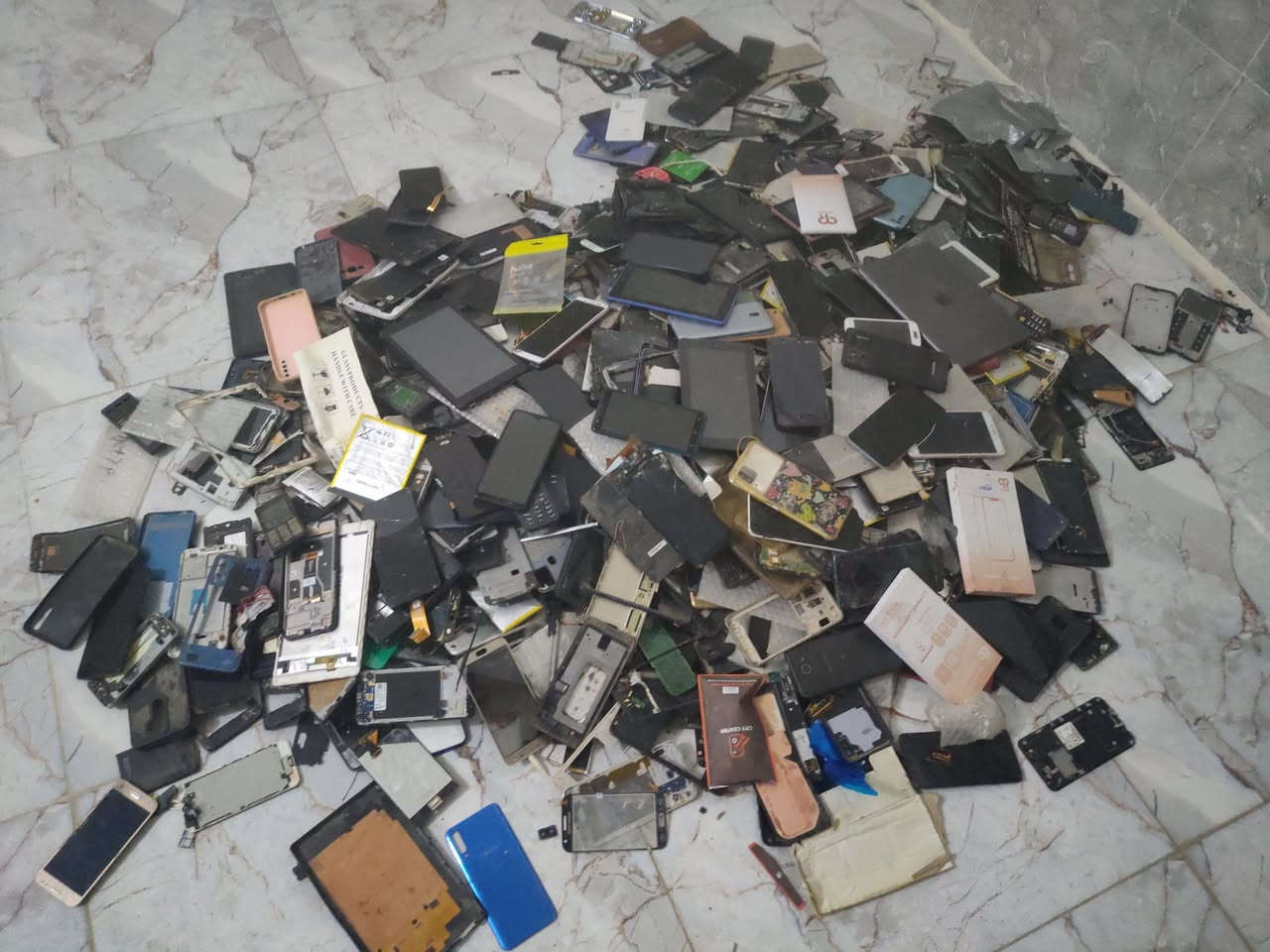 مبايلات للبيع ابيع فحم ما اعرف عنهم كلشي التواصل ***********
