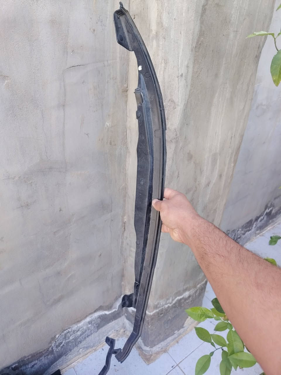 سلام عليكم غراض ترافس ٢٥ باب ايمن ودبل خلفي ويده مال باب خلفي ومرايه جنبيه اليريد شي يدلل ***********
