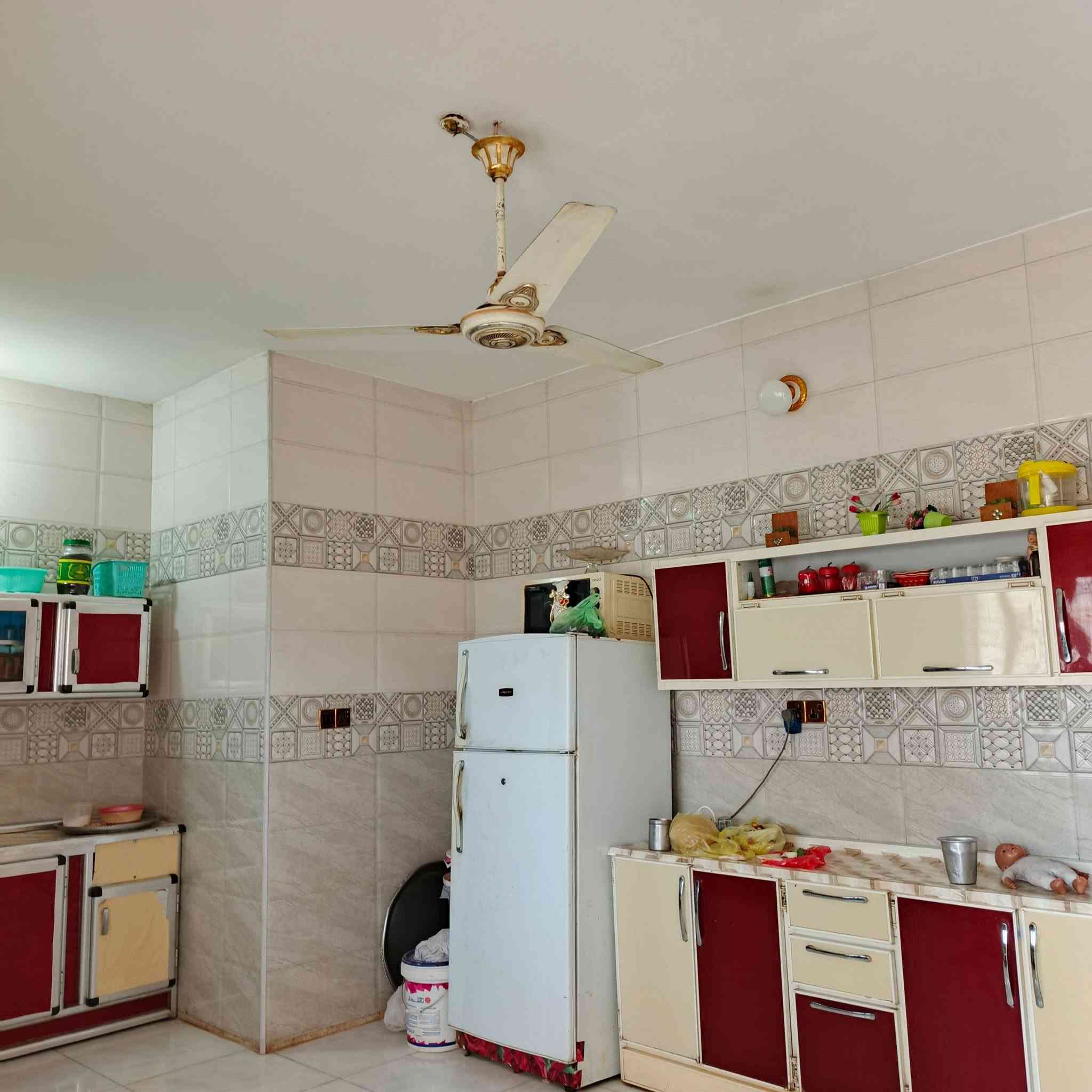 دار للبيع المساحه 240متر طابو صرف اربع غرف نوم  واستقبال ومطبخ وهول اول وثاني بناء درجه أوله كله طابوك والطابق الثاني ثرمستون وخدمات كامله مي وكهرباء وتبليط السعر 175ومجال بصيط المكان حي السلام نهايت شارع سنتر انوار القمر للاستفسار الاتصال ***********
