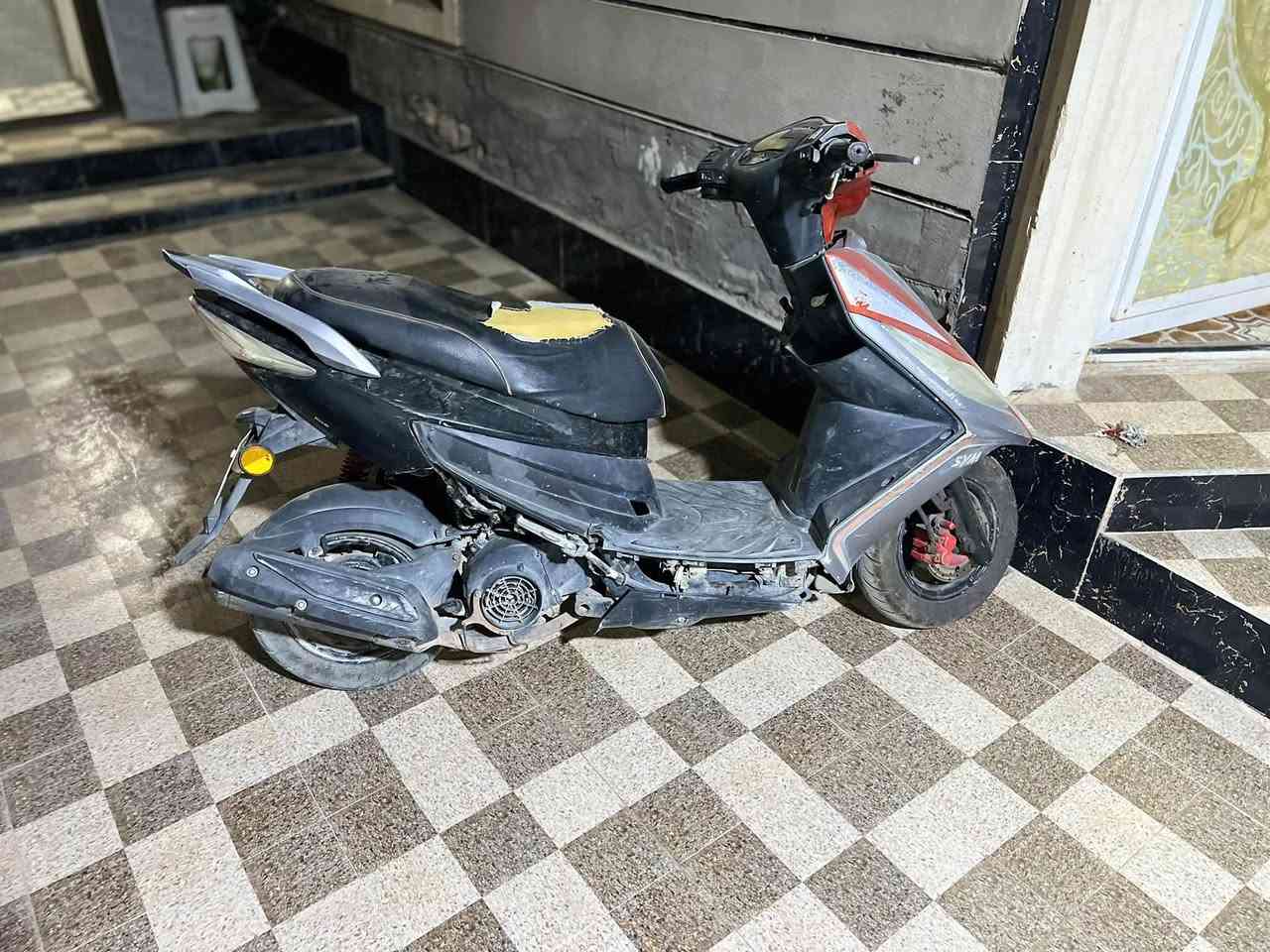 السلام عليكم
سايم نحله gR

محرك 125cc

كهربائيات كلها شغاله 

محرك نگره سلف
بيع اوًمراوس انطي فرق عادي 
مسجل سنويه او لوحات تحويل ايمته ما تريد للاستفسار خاص 

واتساب اتصال ‪+964 786 872 1326‬

مكان الانبار رمادي ال5كيلو
