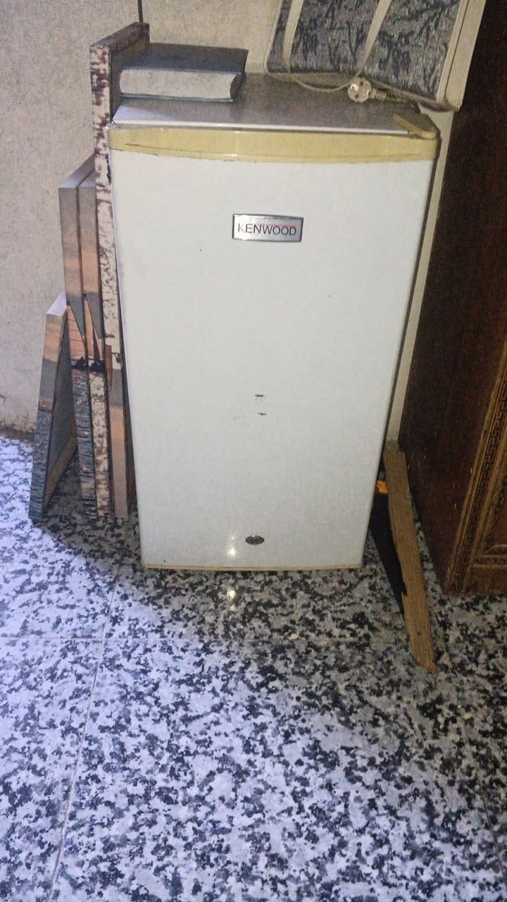 ثلاجه نضيفه تبريدهه يخبل ب70 وبي مجال الدوره ابودشير شارع بيت جباره

