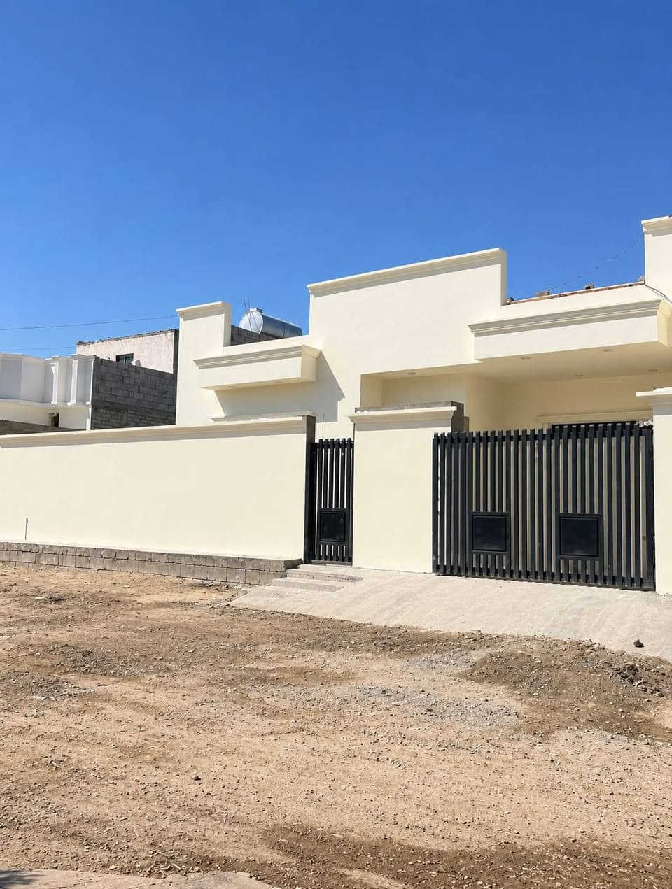 يوجد دار لبيع المساحه ٣٥٠ البناء ٢٥٠ طابق واحد غرفتن وصاله كبيره واستقبال كبير وحديقه ١٠٠ متر (***********
الاتصال على للرقم غير متواجد عل فيس
