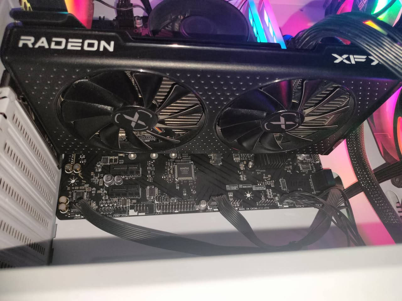 السلام عليكم ورحمة الله وبركاته اخوان مكلف بل نشر pc للبيع بحالة جيدة ممتازة ما مستخدمة هواي شي قليل
المواصفات:
المعالج (CPU): Intel Core i5-13400F
المشترد (Cooler): DeepCool Alta 9
المذربورد (Motherboard): MSI B760M-E DDR4
كرت الشاشة (GPU): XFX AMD Radeon RX 6600 XT
الرامات (RAM): Black Wolf 16GB (8x2) RGB
التخزين (Storage): M.2 NVMe SSD 512GB (بالإضافة إلى هارد خارجي  إضافي 1TB SSD)
باور سبلاي (PSU): 650W
الكيس (Case): MASS 01 Black
معلومات إضافية:
البي سي ممتاز جداً لألعاب الـ FPS والألعاب القوي (Forza5 Call of Duty, rocket league GTA5V) بدقة 1080p بأعلى إعدادات وفريمات عالية.
الحاسبة شغال عليها نظام Windows 11 Pro وجاهزة للاستخدام الفوري.
نظيفة جداً وخالية من أي مشاكل.  
السعر خاص مع ميز كاربون فايبر  ومع كيبورد ميكانيكي التواصل مع الرقم:‏(‪***********‬‏) 
العنوان : بغداد
السلام عليكم ورحمة الله وبركاته اخوان مكلف بل نشر pc للبيع بحالة جيدة ممتازة ما مستخدمة هواي شي قليل
