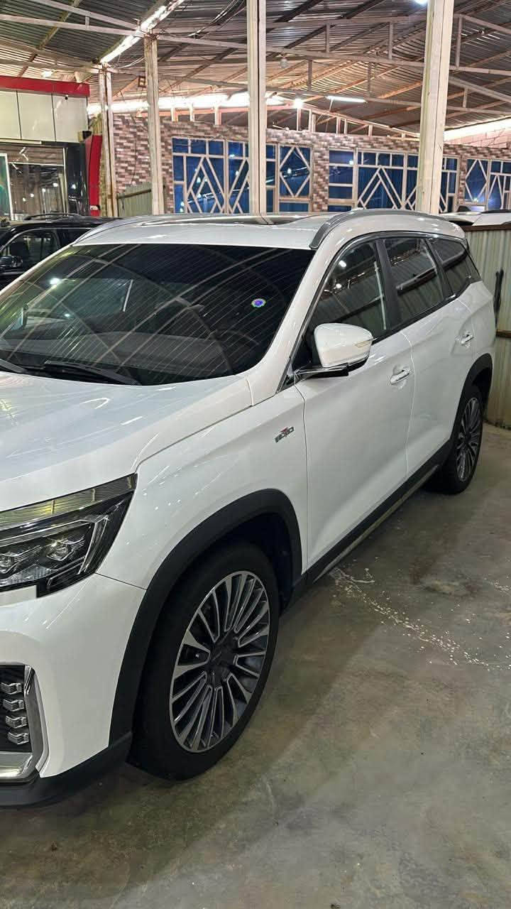 السلام. عليكم جيتور X90 Plus 2.0L Luxury
الموديل: 2024

المحرك: 4 أسطوانات 2.0L تيربو 254 حصان

ناقل الحركة: اوتوماتيكي من 7 سرعات

استهلاك الوقود: 8.1 لتر لكل 100 كم

سياره كتاب شهداء. 

المواصفات

*7 راكب

* إطارات قياس 20 إنچ

* فتحة سقف بانوراما

* 6 وسائد هوائية

* كاميرات محيطية 540 درجة

* شاشة التحكم بقياس 12.35إنچ

* شاشة القيادة بقياس 10.1 إنچ

* شاشة بقياس 9.7 إنچ للتحكم بالمكيف

* نظام كار بيت لعرض شاشة الهاتف المحمول

* بلوتوث / هاتف السيارة

* نظام صوتي متطور 8 سماعات من Sony

* شاحن هاتف لاسلكي سريع

* رادار تفاعلي

* تحذير مغادرة المسار

* نظام القيادة شبه الذاتية

* نقطة عمياء

* حساسات أمامية

* حساسات خلفية

* نظام تحذير الاصطدام الامامي والخلفي

* نظام الفرامل اليدوية الاوتوماتيكي Autohold

* وضعيات قيادة متعددة

* دخول ذكي (بصمة)

* صندوق كهربائي بخاصية الفتح باستشعار القدم

* مقصورة الركاب من الجلد الفاخر

* مقاعد السائق والراكب كهربائية

* مقاعد السائق والراكب مدفئة

* مقعد السائق مبرد

* مسند الذراع الوسطي مع ثلاجة

* إنارة محيطية

* إنارة ترحيبية

* عتبات الأبواب مضيئة

* مصابيح أمامية أوتوماتيكية زينون مع مصابيح نهارية LED

* نظام التحكم الذكي بالإنارة العالية

* المرايا الجانبية قابلة للطي كهربائياً

* مرايا بخاصية التعتيم الذاتي

* نظام مراقبة ضغط الاطارات

* فتحات مكيف هواء مستقل للصف الثاني والثالث

* وظيفة تنقية الهواء (فلتر N95)

* حساس للمطر

* زجاج أمامي عازل للصوت

* خاصية إغلاق الشبابيك وفتحة السقف عن بعد

ملاحظه السياره كتاب شهداء دخول جديد 

السياره كفاله عامه ما عده بارد فقط ب صندوق 

مكاني الناصريه حي المعلمين 

*********** وبيك خير وتدلل.  السعر 150 وبيه مجال مرقم وكامل ذي قار
