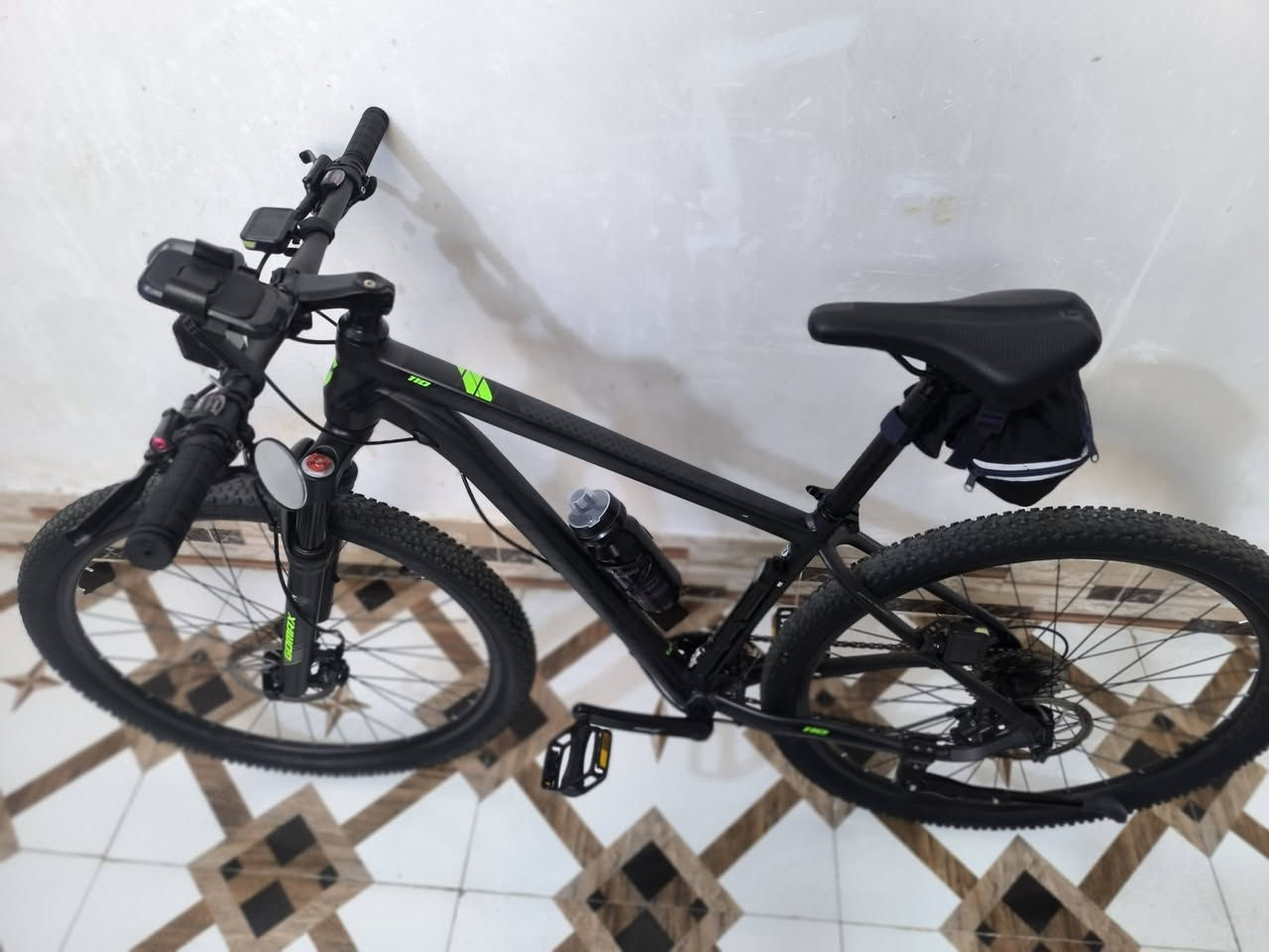 دراجة هوائية (بايسكل bicycle)
حجم 29
مقر الشركة الموزعة للمنتج (ماليزيا)
المعدن المنيوم
وايرات مبدلات السرعات دفن داخل الهيكل
الدبل (ممتص الصدمات) نظام غاز (ضغط هواء)
مبدلات سرعات مزودة بشاشة رقمية
سرعات امامية عدد 2
سرعات خلفية عدد 9
سستم السرعات من ماركة micro tech

زودت هذه الدراجة بعدد كبير من احجام gearbox لضمان سهولة التنقل واكتساب السرعة في الشوارع المنبسطة وصعود المرتفعات (الجسور) بسهولة وسلالسة تامة

المكابح (البريكات) نظام ضغط بزيت الهايدروليك (دهن) ماركة micro tech لضمان الوقوف السريع للدراجة بضغطة يدوية خفيفة جدا

ويالة المنيوم مصنوعة بتصميم مجسر (طبقتين) لتحمل الاوزان العالية والمطبات والطرق الترابية الوعرة

اطارات (تاير) حجم 29 من شركة DURO صنعت من مواد المطاط المقاوم لدرجات الحرارة العالية ودراجه المنيوم  والي يريده هوه وغراضه 450 بدون غراض 300 للتواصل عل رقم ***********او مراسله عل ماسنجر متواجد عل انترنتيو
