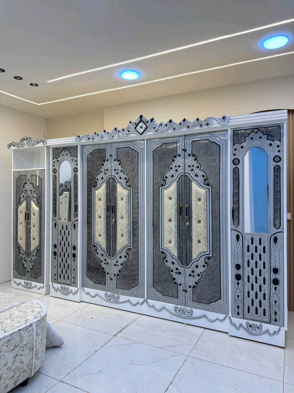 حصرياً الموديل الجديد   

السعر مليون و٥٠. الف 

غرفه نجاره قتصاديه 🛌

متكونه من 9 قطع مميزه 

الكنتور ارتفاع 240 طول 320 

مع الزاويه مجموع الطول 4 امتار 

السمك الخارجي للغرفه 5 ملم انديف

والسمك الداخلي 3 ملم معاكس ابيض

سعر الشازلون الخزان 75 الف 

سعر الشازلون المقعد 50 الف 

متوفر توصيل وشد داخل بغداد 😊منو يكول النجارة العراقية ماتت؟ 🇮🇶
هذا شغل يد... متانة وفن 
اسمع من النجار نفسه 👇
للحجز والاستفسار راسلنا خاص
#نجارة_عراقية #غرف_نوم #شغل_يد#ديكور_عراقي #بيت_عراقي #نجارة_يدوية #قبل_وبعد #تجهيز_عرسان #بغداد

متوفر توصيل وشد لكافة محافضات العراق 🇮🇶