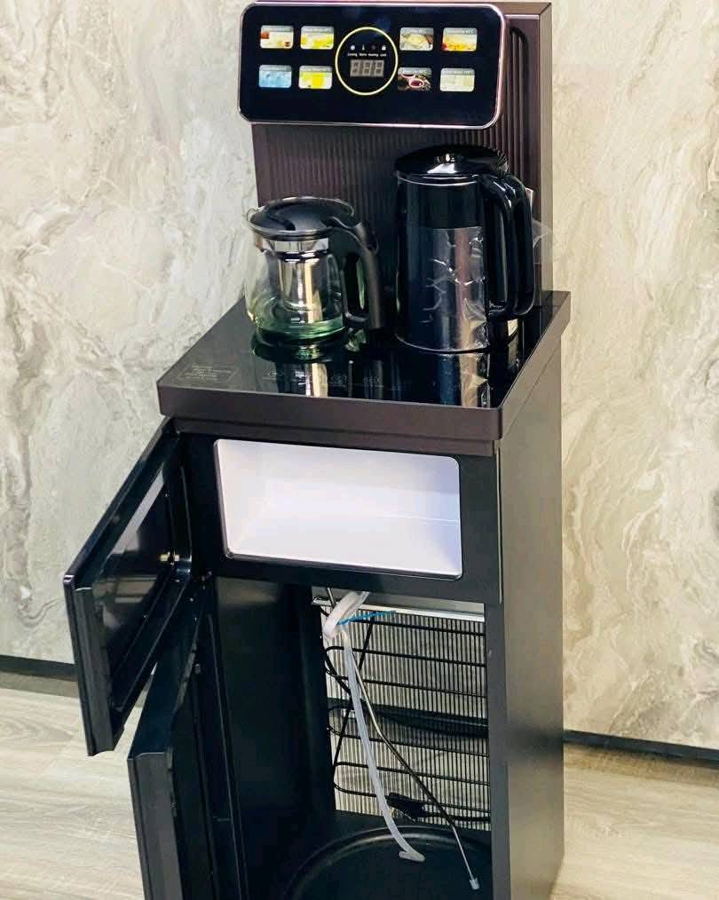 ☕💧توفر من جديد 
براد الماء الذكي + غلاية وقوري شاي من أمبليوم
✨ إصدار 2026 الجديد

جهاز واحد يجمعلك المي البارد والحار + الغلاية + قوري الشاي بتصميم عصري ومرتب، حتى كل احتياجاتك تكون بمكان واحد 🤩

🔹 المميزات:
✅ ماء بارد وحار
✅ غلاية شاي مع قوري ☕
✅ تحكم بالأوامر الصوتية 🎙️
✅ شاشة لمس للتحكم بالجهاز والغلاية 📱
✅ ريموت كنترول 🎮
✅ دبة ماء داخلية مخفية بتصميم أنيق
✅ نظام أمان للتشغيل
✅ مناسب للبيت والمكتب والاستقبال
✅ ضمان سنة كاملة 🛡️

🔥 إذا تريد جهاز عملي، أنيق ويجمع أكثر من وظيفة بجهاز واحد، فهذا براد أمبليوم الذكي إصدار 2026 يستحق التجربة.
