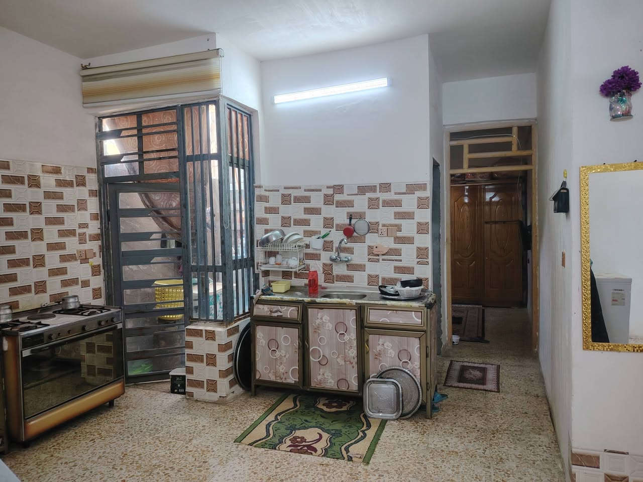 سلام عليكم بيت للبيع 100متر مربع واجهيا 10 ونزال 10 ركن سند 25 زراعي حي الأمير قرب شارع البحيره كل الخدمات موجوده يحتوى ع ستقبال وصاله و قرفه وطابغ الاول نفس الفوك مع الملحقات للستفسار ***********
