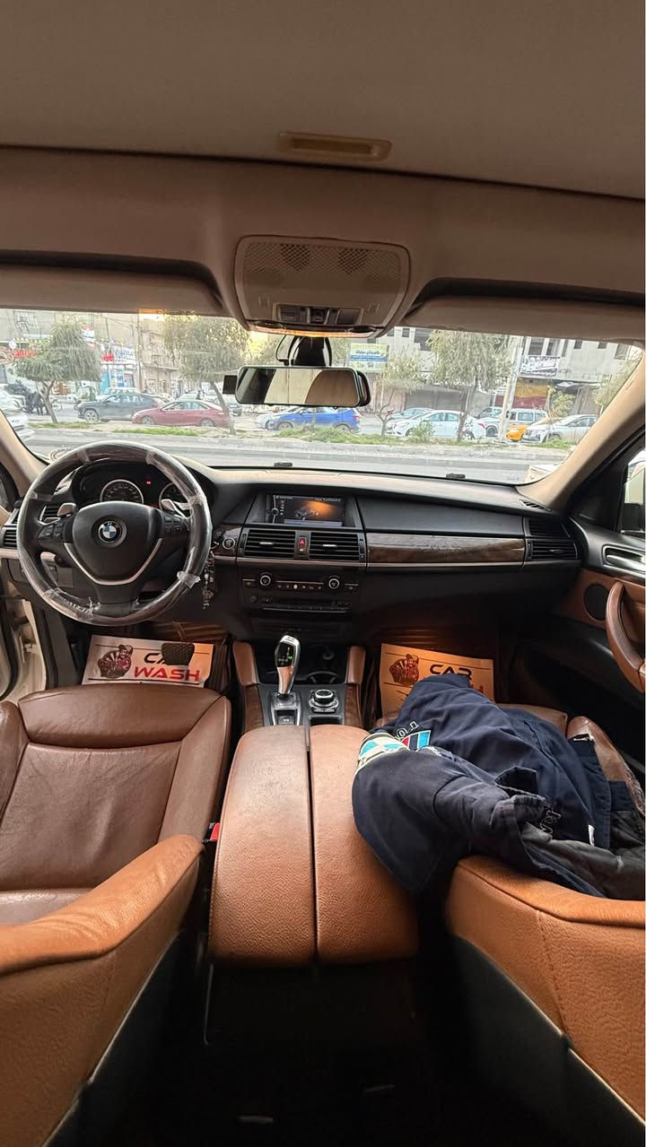 للبيع او مراوس: BMW X6 (E71) موديل 2010
سيارة بحالة ممتازة وجاهزة للاستخدام بدون أي مصاريف إضافية.
المواصفات الفنية:
المحرك: 6 سلندر Twin Turbo (N54) سعة 3.0 لتر، عزم قوي واستجابة ممتازة
ناقل الحركة: أوتوماتيك (Steptronic)
نظام الدفع: دفع كلي مستمر (xDrive)
أبرز المواصفات والتجهيزات:
فتحة سقف كهربائية
شاشة ملاحة وكاميرا خلفية مع حساسات اصطفاف أمامية وخلفية
مقاعد جلد بتحكم كهربائي وذاكرة حفظ
تشغيل بصمة وتحكم كامل من المقود (Shift Paddles)
مثبت سرعة وإضاءة زينون تفاعلية
تبريد وتدفئة ممتازة، تكييف منفصل
حالة السيارة:
المحرك، الگير،  بحالة ممتازة وفحص كامل
الصيانة الدورية بانتظام، ولا توجد أي مسجات أو أعطال كهربائيه
جاهزة للتحويل الفوري
السعر المطلوب: [138 ورقه] (قابل للتفاوض البسيط)
 [مكان السياره كركوك]
*********** كركوك, العراق

