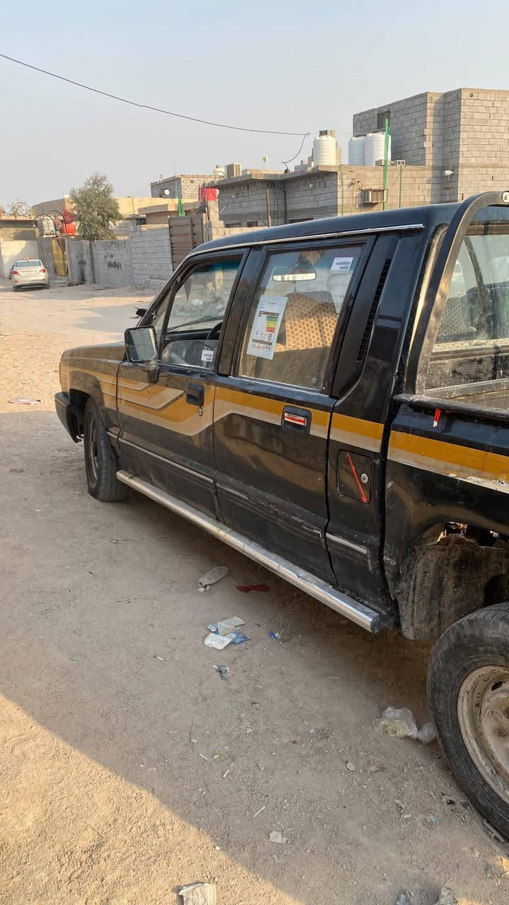 سيارة بيكب ميتسوبيشي 93سيارة حلوة سنويتها تنتهي بال27 مكينة وكير ونجي اوتماتيك دواخل حلوة تايرات جدد سعرها 28وبيها مجال للشراي مكاني الزبير شارع المكصب ***********
