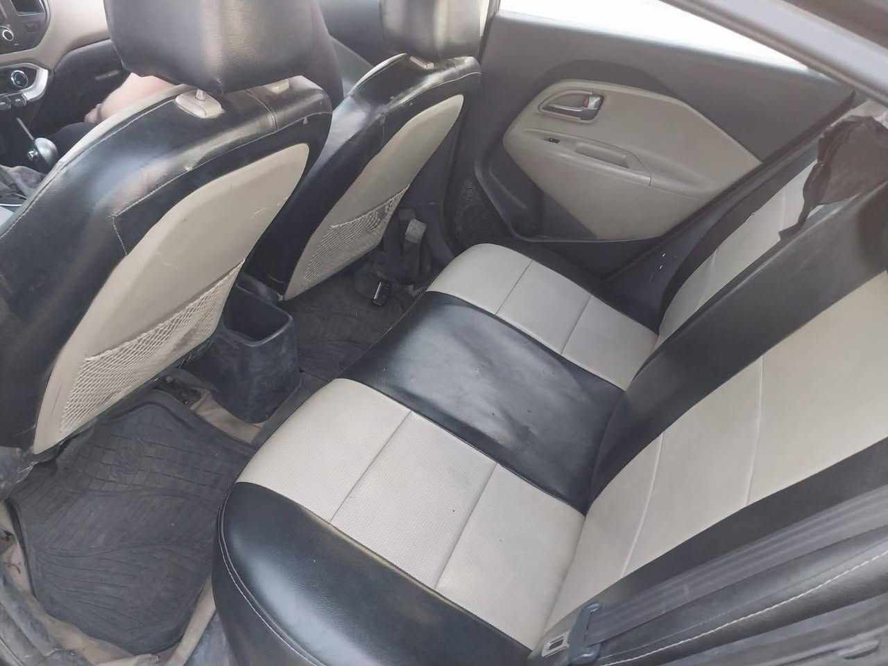 سلام عليكم 
 كيا ريو ٢٠١٥ امريكي دبل كازكيت لا تنقيص ولا تبخير ولا دوانز جاهزه من كلشي جام كهرباء حادث موضح بالصور وبيها طخات بالعراق ومصبوغه بالجديد  السعر ٧٥ وبيها مجال 
بغداد بسمايه
***********
