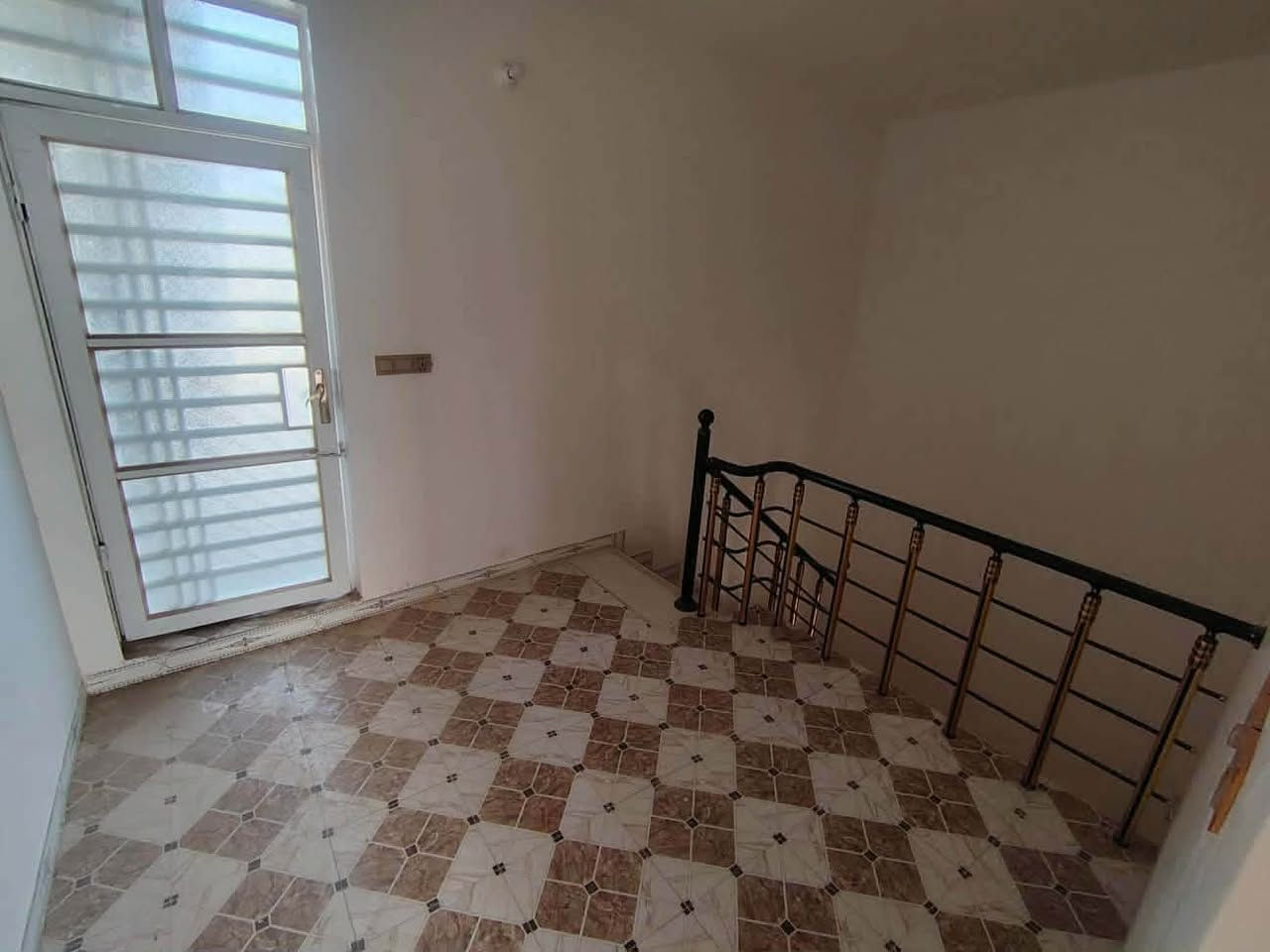 🏠/ دار للبيع المساحة ١٠٠ م طابو زراعي سند ٢٥ 

                      الواجهة ٥ م / النزال ٢٠ م

🧱/ بناء حديث غير مسكون ( تسليم مباشر ) 

الطابق الاول/ مطبخ . استقبال . هول . غرفة نوم. مجمع صحيات داخلية وخارجية. گراج 

الطابق الثاني/ غرفة نوم . هول . مجمع صحيات 

🌏الموقع / حلة  شارع الحسينية ٢ خلف لحوم سفينة النجاة خلف التجاري 

⭕️نستقبل جميع عروضكم السكنية و التجارية والزراعية في جميع مناطق الحلة 

لمعرفة السعر مراسلة الصفحة او مراجعة مكتب 

بشار للعقار والمقاولات شارع ٦٠ بداية شارع الحسينية 

***********                   ***********
