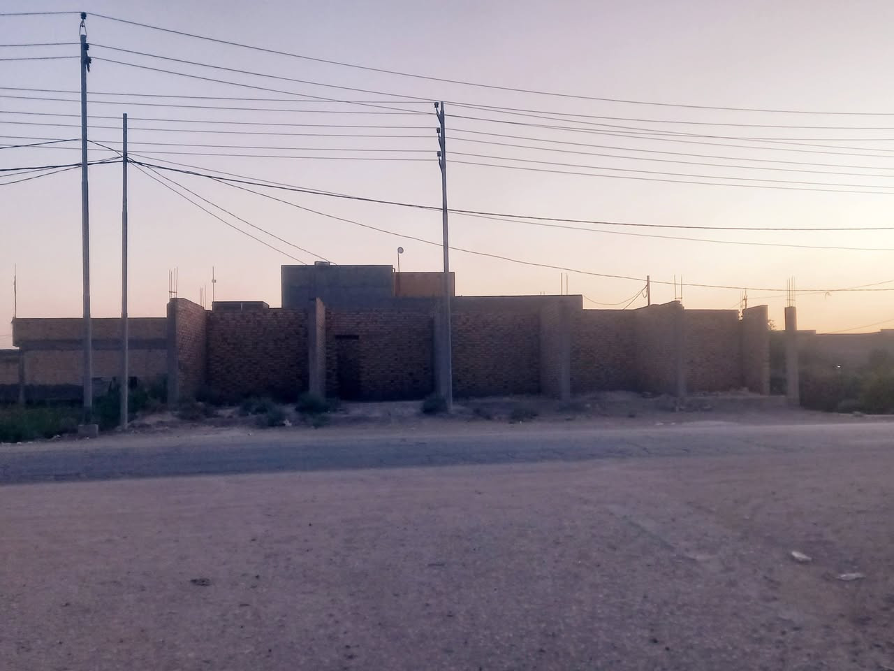 السلام عليكم/ محلات للبيع عدد٥ وخلفهن مشتمل يتكون من غرفه ومكشوفه وصاله ومطبخ واستقبال وساحه حجم المحل(4×5)  جميع أركان الهيكل والمشتمل صب والاساس صب قرب جامع امين ال عكيلي بشويلةركن مع المنتزه موقع تجاري وله مستقبل للإستفسار ***********او ***********( واتساب***********).
