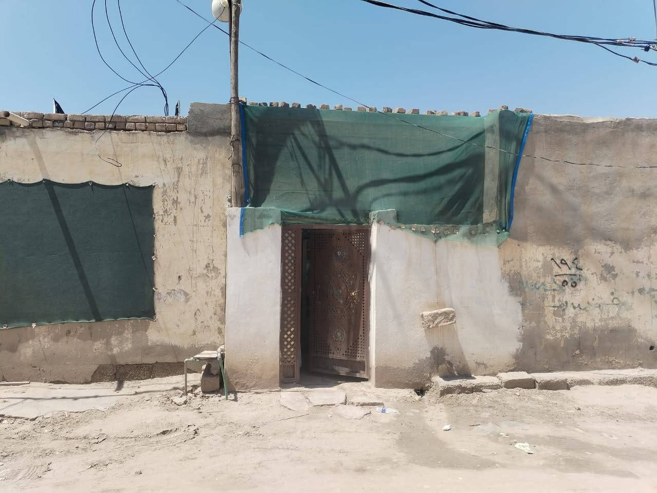 السلام عليكم بيت زراعي عبر صيطرة نسيج  ورة محلات علي عنجور  مسافة عن شارع ٢٠٠ متر مساحة البيت ١٠٠ متر مربع يتكون من غرفتين وصاله مطبخ حمامات دوج الرقم البيت***********
