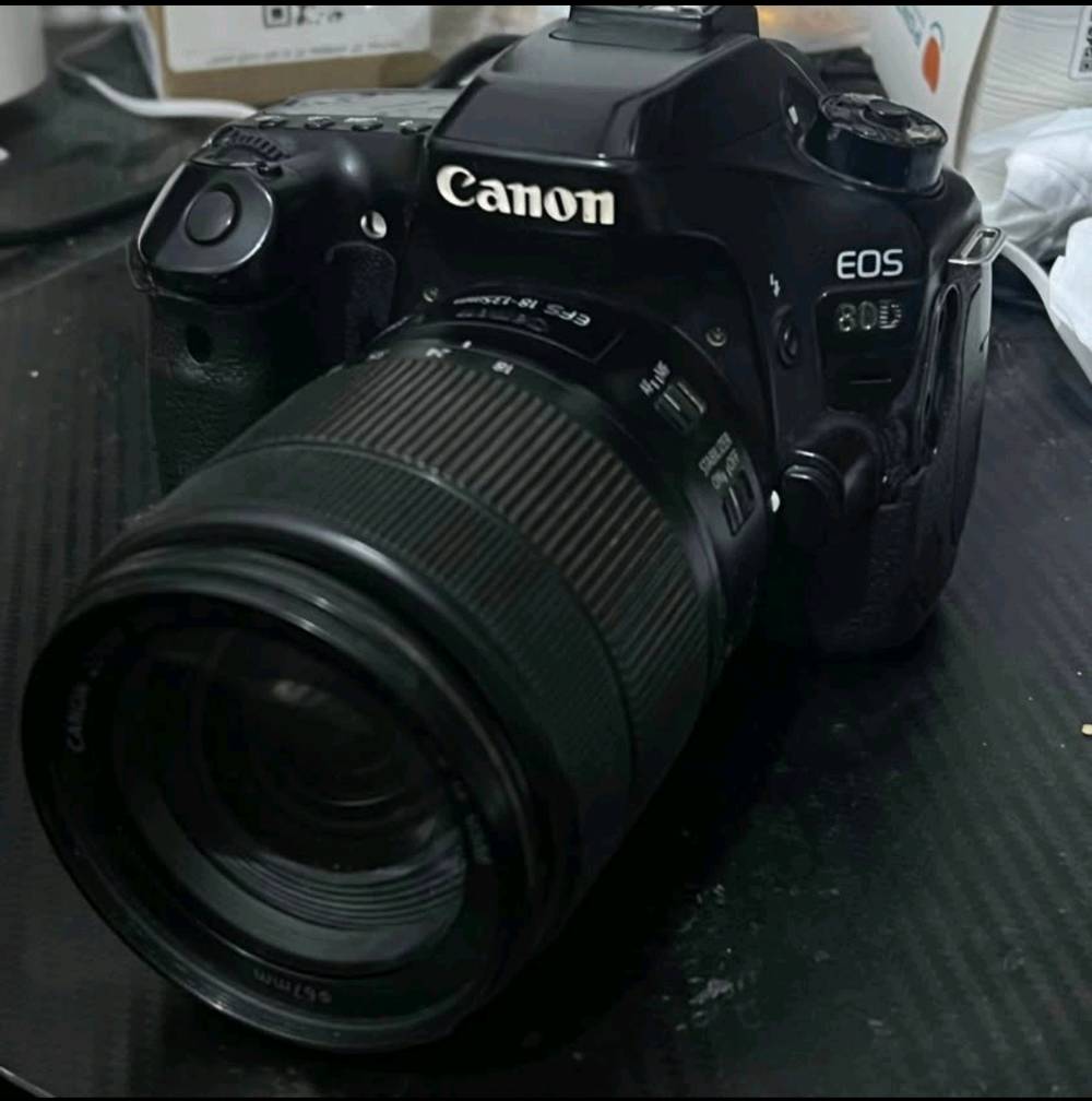 كانون EOS 80D • عدسة 18-135 • مستعملة