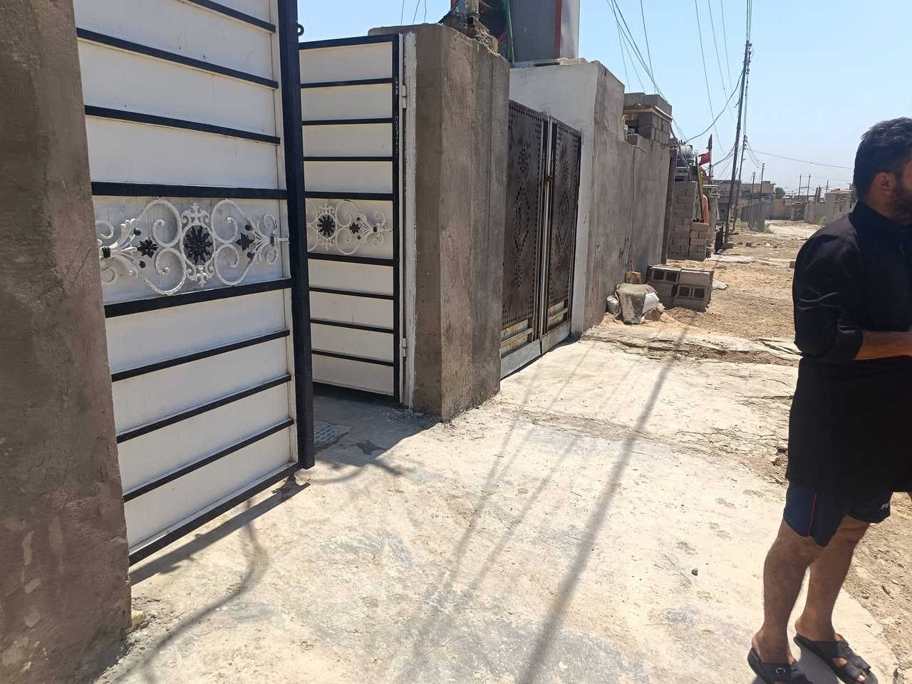 السلام عليكم بيت للبيع في منطقة العبيدي شارع معمل السيناركو، بيت كامل مكمل مساحة 125 بنأ حديث  ٢٠٢٦
 متوفر ماء كهرباء مجاري رئيسية
رقم الهاتف ***********
