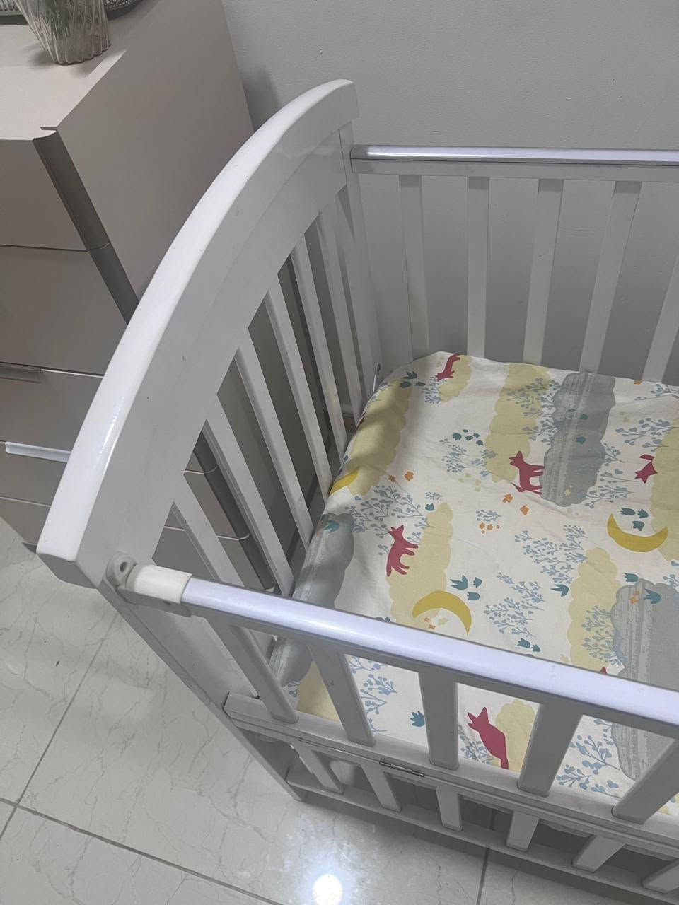 سرير اطفال هو ومندره طوله 120 × 60 السعر ٧٥ المكان البصره القديمه ***********
