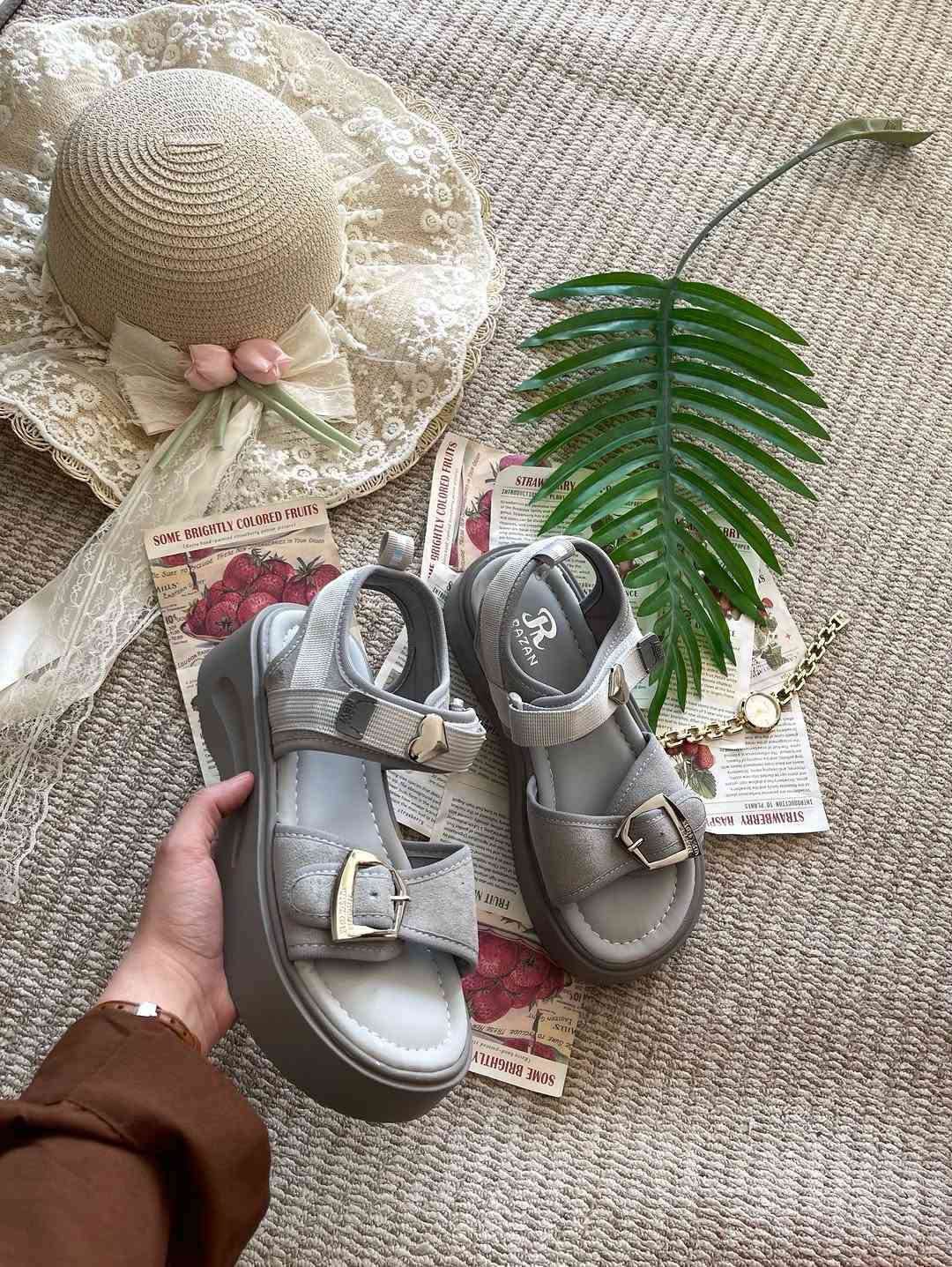 تخفيض كبير جدًا من قسم الأحذية النسائية ✨🤍✨🤍✨🤍
حذاء فلوريتان 🔥
3 الوان بيجي،اسود،رصاصي 
السعر: 13.500 فقط
37-38-39-40-41
للأستفسار اكثر ✉️✉️
بابل/شارع 40 مجاور جواهر مول 🤍
توصيلنا متوفر لجميع محافظات العراق 🇮🇶
