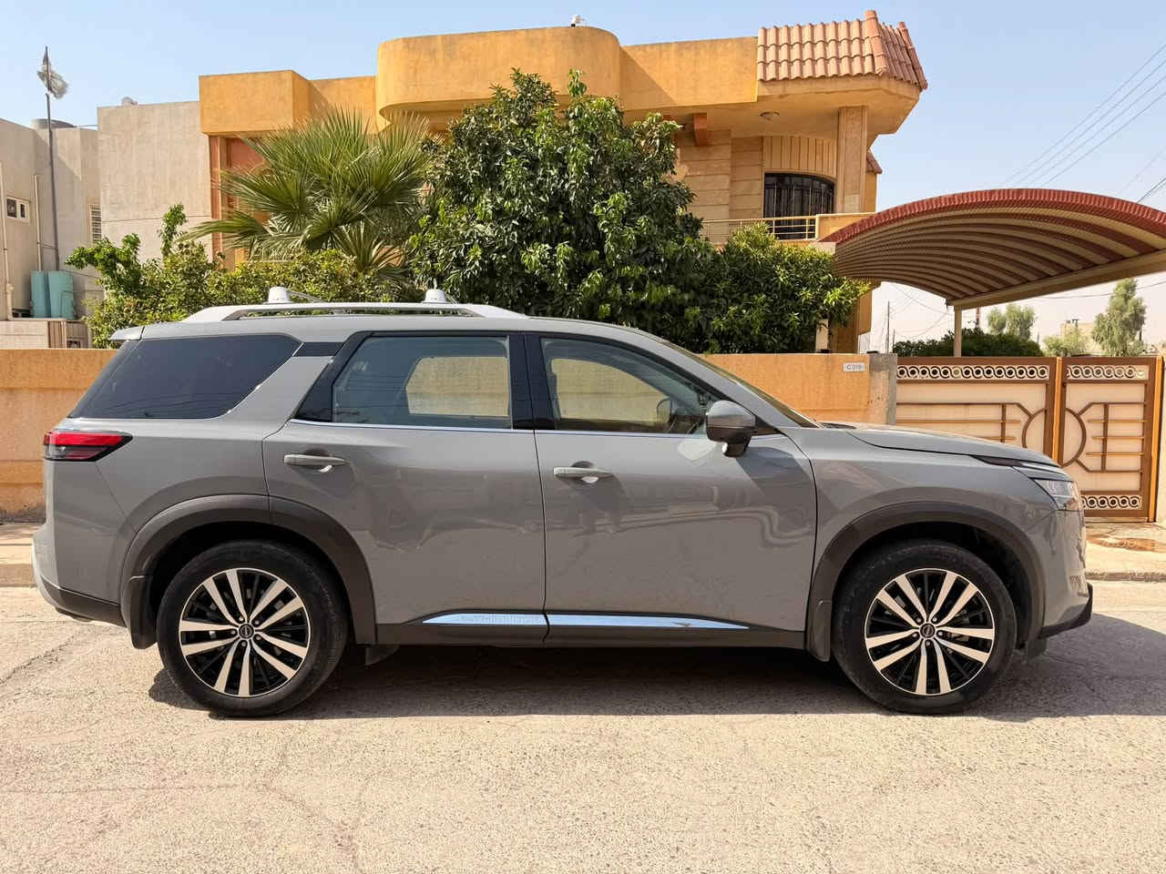 السلام عليكم
Nissan pathfinder platinum 2024

اللون : سمنتي 

الحادث : قطعة واحدة بونيد مبدل نفس اللون من الشركة فقط بدون ارباك ، بدون صبغ ، بدون 

عدد الاميال : 21000 kilometers

المكان : اربيل / الموصل

المحرك : cylinders 6  3.5 L

المواصفات : 

* قوة 284 حصان / عزم دوران 259 رطل-قدم

* ناقل حركة أوتوماتيكي 9 سرعات

* نظام المساعدة على صعود المرتفعات

* عجلات ألمنيوم رياضية قياس 20 بوصة بتشطيب آلي

* إطارات لجميع المواسم بمقاس P255/50R20

* فتحة سقف بانورامية

* باب خلفي كهربائي يعمل بدون استخدام اليدين مع مستشعر للحركة

* مرايا خارجية قابلة للطي كهربائياً

* مرايا خارجية قابلة للإمالة إلى الأسفل عند الرجوع للخلف

* تطعيمات جانبية خارجية من الكروم

* ماسحات زجاج أمامي مستشعرة للمطر

* مصابيح أمامية LED مع مصابيح نهارية LED

* مصابيح أمامية ذكية تعمل تلقائياً

* مقاعد أمامية مدفأة ومهوّاة

* مقاعد الصف الثاني الخارجية مدفأة

* عمود توجيه قابل للتعديل كهربائياً في الارتفاع والعمق

* ذاكرة لوضعية:

    * مقعد السائق

    * عجلة القيادة

    * المرايا الخارجية

* إضاءة داخلية محيطية

* لوحة عدادات رقمية بالكامل قياس 12.3 بوصة

* شاشة عرض المعلومات على الزجاج الأمامي (Head-Up Display)

* شاشة NissanConnect تعمل باللمس قياس 9 بوصات

* نظام ملاحة مدمج مع خدمة المعلومات المرورية المميزة

* Apple CarPlay لاسلكي

* Android Auto

* شاحن لاسلكي للهاتف

* نظام صوتي فاخر من Bose

* نظام صوتي مكوّن من 13 مكبراً، بما في ذلك مكبرا صوت مزدوجا المحرك

* 4 منافذ USB-A + منفذا USB-C

* نقطة اتصال Wi-Fi

* نظام ProPILOT Assist مع Navi-link

* نظام تثبيت السرعة الذكي

* نظام التحذير الذكي من الاصطدام الأمامي

* نظام الكبح التلقائي في حالات الطوارئ مع اكتشاف المشاة

* نظام التدخل الذكي للمحافظة على المسار

* نظام التدخل الذكي في النقطة العمياء

* نظام التحذير من النقطة العمياء

* نظام التنبيه من حركة المرور الخلفية

* شاشة الرؤية الشاملة الذكية (كاميرا 360 درجة)

* حساسات ركن أمامية وخلفية

* نظام الكبح التلقائي عند الرجوع للخلف

* نظام التعرف على إشارات المرور

* نظام المساعدة على الضوء العالي

* نظام التنبيه الذكي للسائق

* نظام تثبيت المكابح تلقائياً عند التوقف (Automatic Brake Hold)

* نظام التحكم في تمايل المقطورة

* مصابيح ضباب
رقم الشاصي : 5N1DR3DG0RC254783
رقم التواصل : *********** 

السعر : 345$ وبيها مجال للجادين
