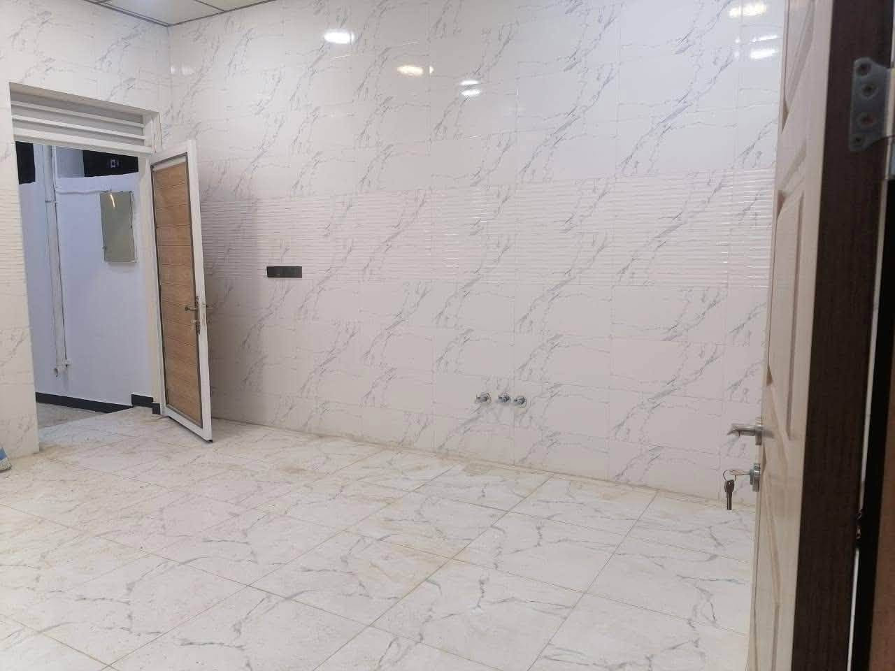 � بيت للبيع – 🏠بناء جديد مامسكون 

📏 المساحة: 190 متر
📜 النوع: زراعي – سند 25

📍 الموقع: البيت حولي الجامعة، الفرع المقابل لغسل غريب الطوس

💎 مواصفات البيت:

 • ٢ غرف نوم 
 • صالة 
 • مطبخ 
 • استقبال 
 • مجمع صحيات
 • ٢ مناور للتهوية والإضاءة

✨ بناء حديث 
موقع قريب من جميع الخدمات والجامعة

📞 للاستفسار:
مكتب المحيط لبيع وشراء العقار
📍 الديوانية – شارع الحولي – خلف جامعة القادسية – قرب غسل غريب الطوس
📱 *********** – ***********
💬 متاح أيضًا عبر الواتساب
