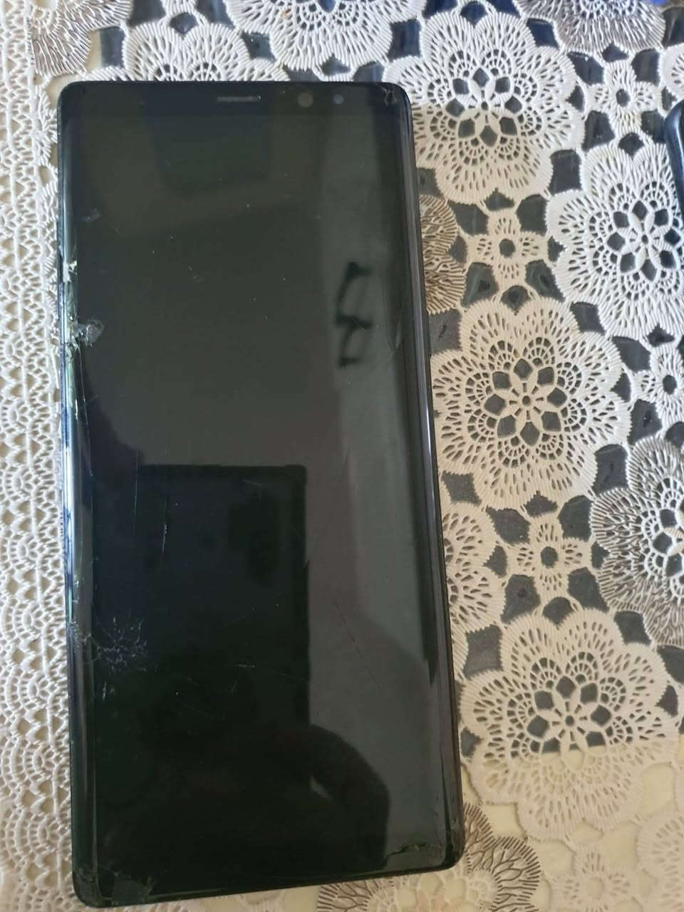 نوت ٩ جهاز  كله جديد بس  الشاشه  مضروبه نص تشتغل ونص لا سوده  ٢٥ الف للأستفسار ***********
