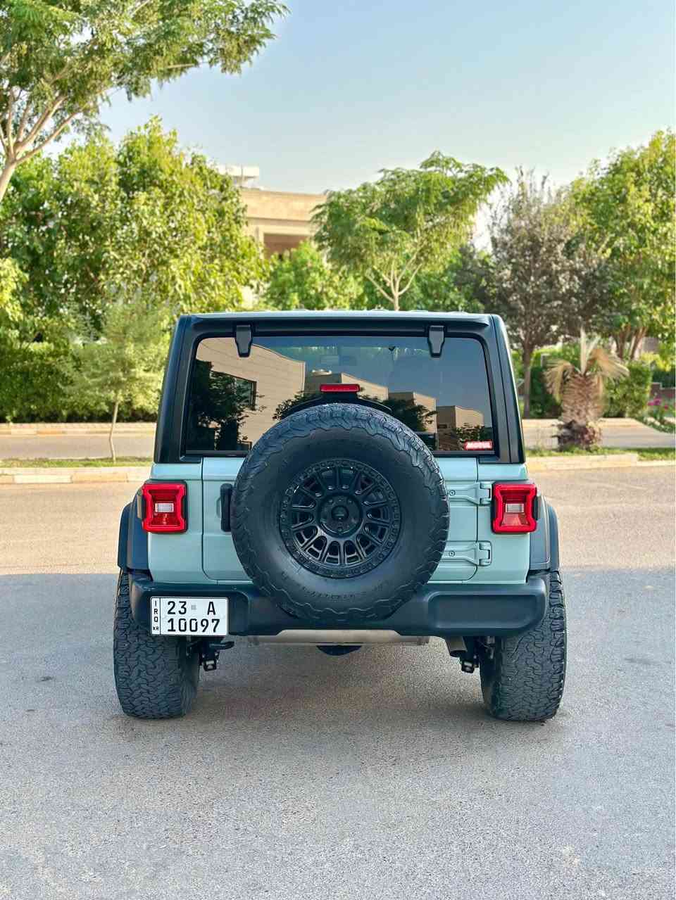 Jeep Wrangler sport 2023🩶
➡️محرك 4 بستم توربو بنزين 
سيارة مرتفعة من امريكا 
🩶لون سمنتي جديد مميز 🩶
⛓️ماشية 29 الف 
🖥️شاشة وسط  
🎆 جامات كهرباء عدد 4
🆎بصمة تشغيل 
📳 Car play  
⬆️سقف فايبر كلاس متحرك 
↕️تثبيت سرعة 
✅ 4X4 
⛰️طخم تايرات جبلي 
📷كامرة خلفي 
🔍Media (Tipe\C & USB)
➿traction control \ مانع انزلاق
➰نضام تسلق 
🔘 Auto Start 
♾️دشبول الكتروني 
✔️سيارة بيهه نص جاملغ خلفي فقط بدون دواخل بدون ايرباك

📲*********** السليمانية, العراق
