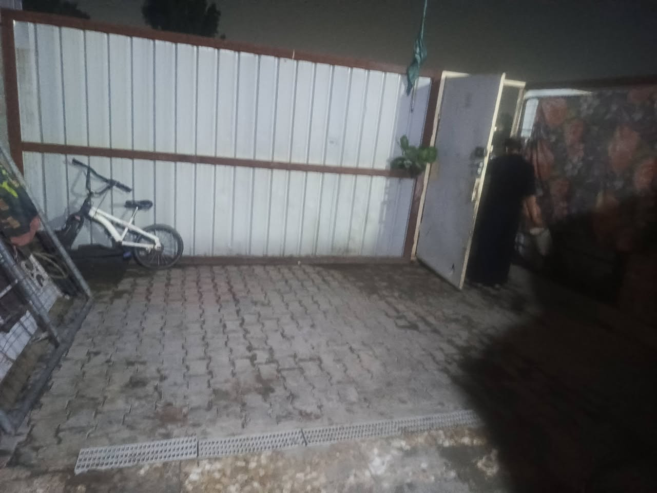 بيت للبيع مساحه 150 متر مربع وع شارع عشرين وكبالك ساحه مسيجه سكلات ال11بضهر حسينيه الزهراء ..ع.. الساحه إلبيها مدارس البيت كباله..3غرف نوم 2جوه وحده فوك...وغرفه بابه ع سطح مكامله نقص سكف وبياض ...يحتاج ترتيبات صبغ وشغلات نواعم ..سعر 90بي مجال لشراي ...يرهم مراوس..رقم ***********
