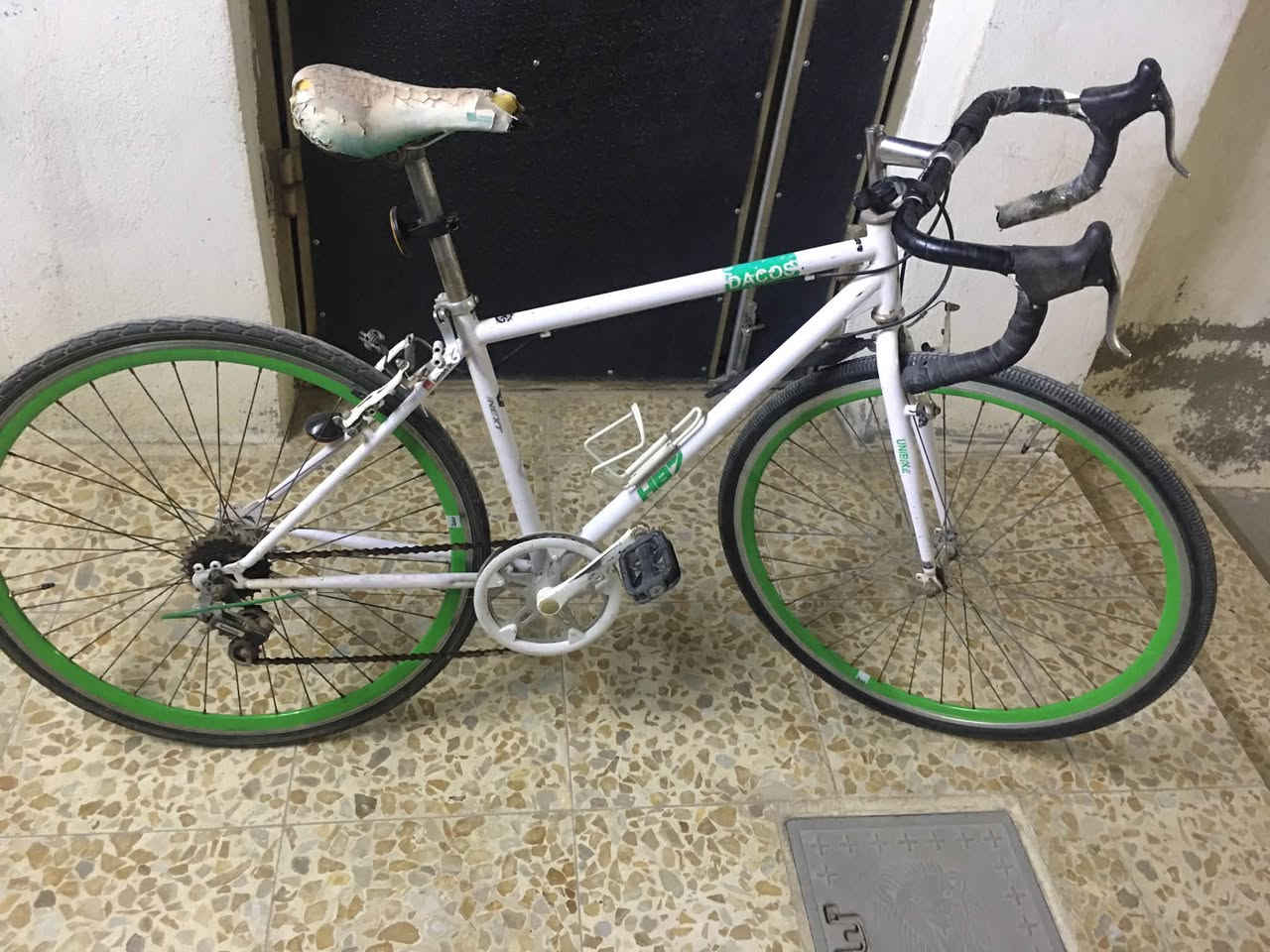 رود c700
ماركة DACOS 
فريم حديد
وياله واستيرن الامنيوم 
نقصه بس (ماسحة او فحمة مال لبريك الامامي)
سعره 75 الف 
مكاني  مدينة الصدر 
وتواصل واتساب *********** 
او مراسلة الصفحة
