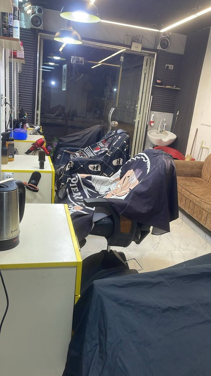 سلام عليكم صالون حلاقة للبيع كامل سبب البيع ترك المهنه محل مرتب وشغله مرتب وشارع تجاري الموقع شارع الميثاق جمعيات اسكان الموانئ الي يحب يتفضل على الرقم *********** للعلم مابيع قطع يعني المحل كله تريد تاخذ اغراض كلهن او هنه ولمحل اجار المحل 300
