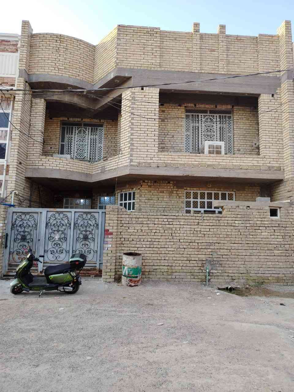عقار البيع الفلوجه شهداء حي اءمين يبعد عن شارع ابو نسوره اميت متر مساحت العقار  ١٥٠ يحتوي على صاله ودوانيه مطبخ حار وبارد وغرفه موحمام وطابق ثاني يحتوي على صاله ثلات غرف نوم وحمام وبيتونه طابق ثالث طابق الول كاشي ومحزم كامل ول طابق ثاني بورسلين بيت كامل مكمل من عدا لواجهيه ول بوب طابق ثاني سعر 155 مليون ***********
