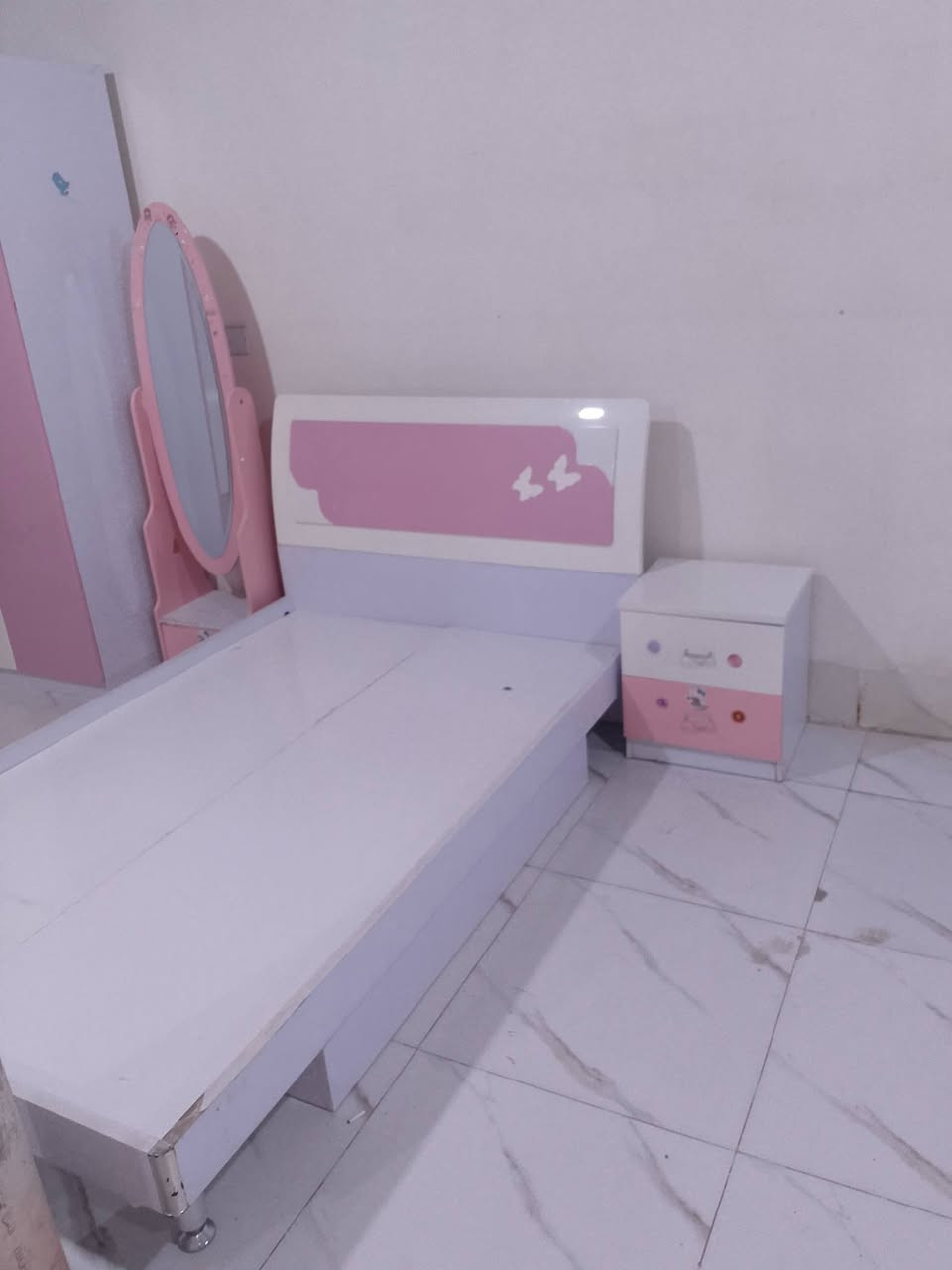 للبيع غرفه اطفال 4قطع أخو الجديد مستعمل شي قليل للاستفسار اتصل ***********

