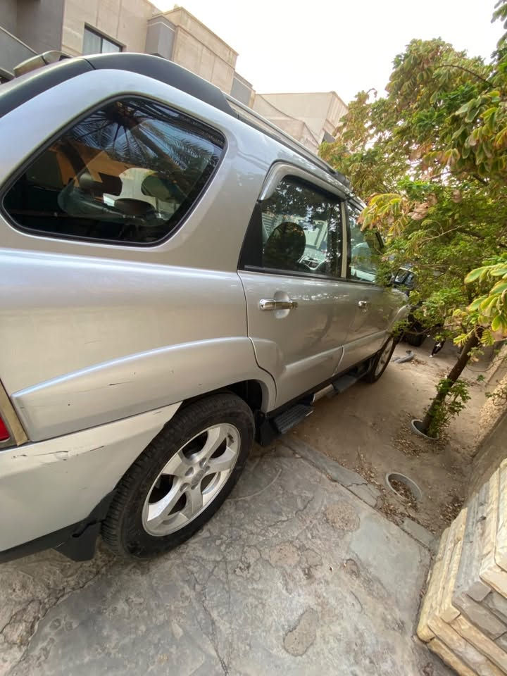 كيا سبورتج ٢٠١٠
ماشية ١٠٧ الف 
محرك ٢٠٠٠
رقمهة بغداد 
مكاني الكرادة 
السيارة كامل كلشي بيهة 
فقط الباب اليمين عكس السايق انطخت و بداتهة و الباب القديمة موجودة و صورة الطخة ايضاً 
***********
