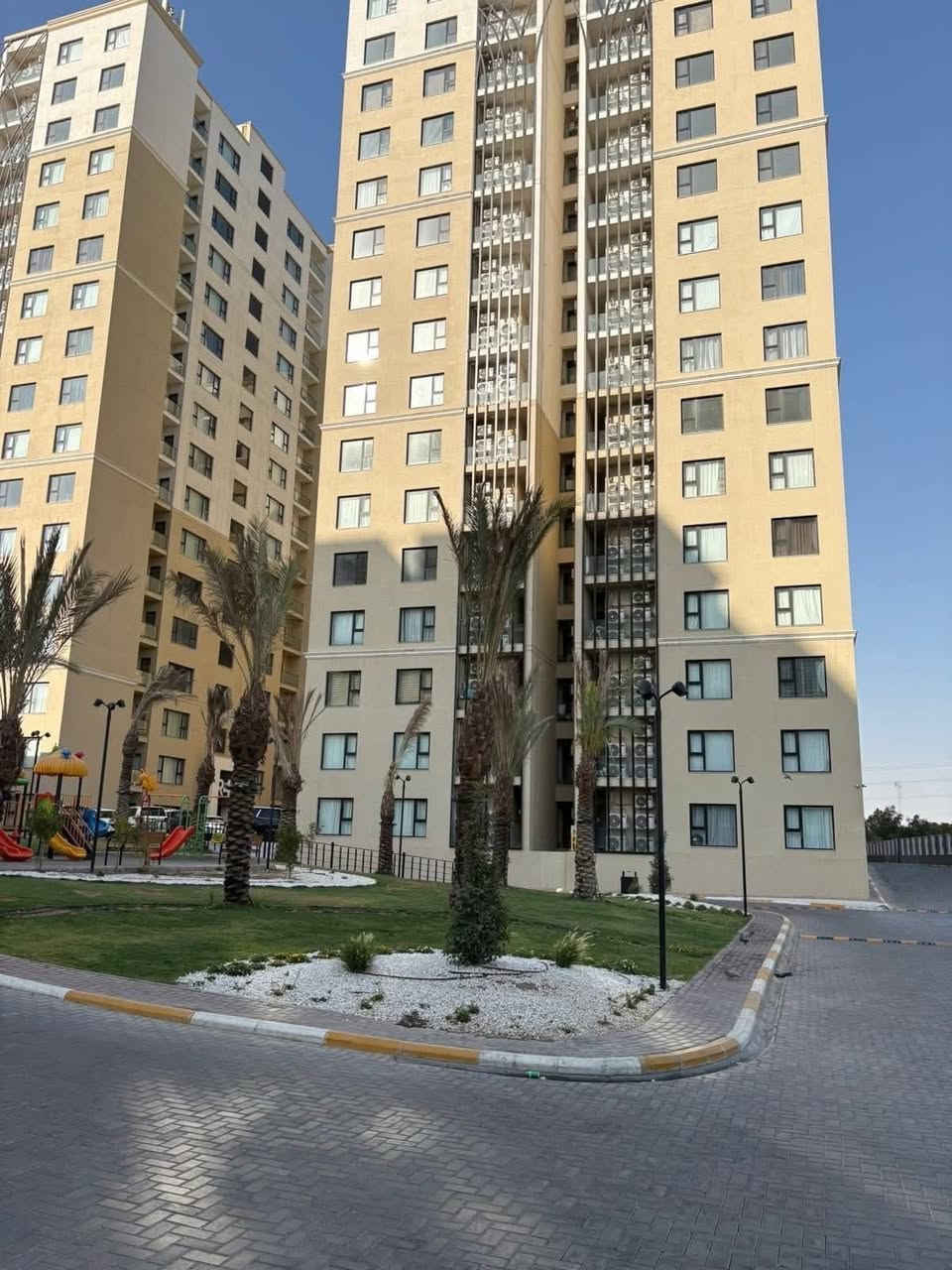 شقة للايجار  بسعر مناسب 
 بمجمع الروان السكني مجاور كليه الرشيد 
200 متر 3 غرف نوم  3حمام ومطبخ مجهز كامل وسبالت طابق ناصي  واطلاله لطيفة جدا 
 
 للاستفسار ***********

