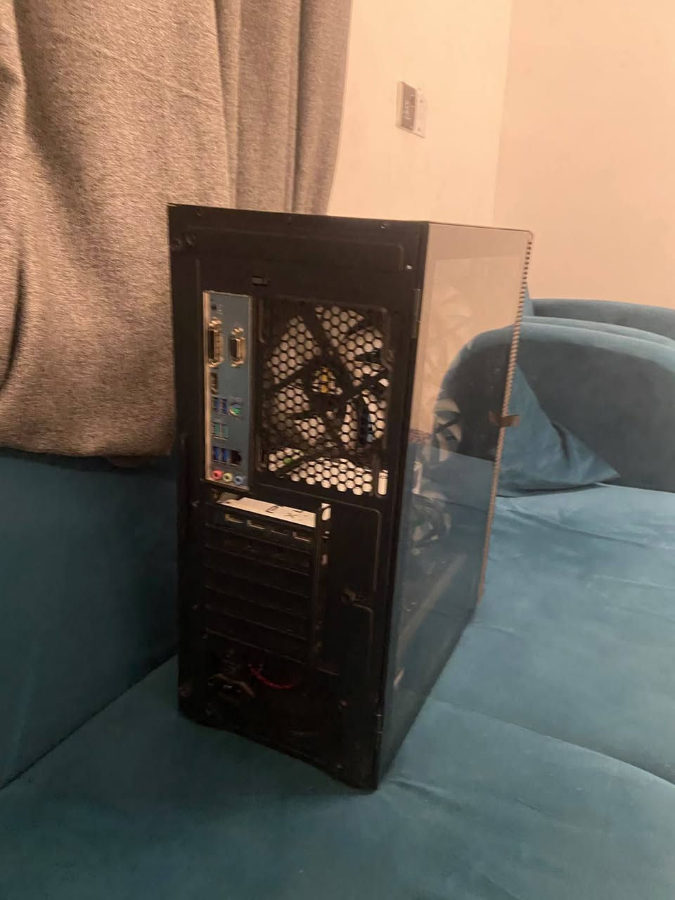 السلام عليكم تجميعه للبيع نضيفة كلش  4060...8g.    ابيض
R5 5500                                           RAM 16 3200                                  لون ابيض RTX 4060 PNY WIHET                                                                               M.2 256     + 512 ssd                                         
    P.S 650 W MASS                  
رقم تواصل ***********
سعر مليون و٢٥الف
