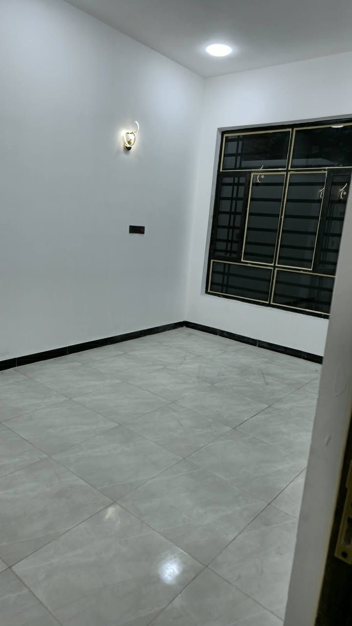 بيت للبيع مساحة ١٠٠ متر ٥في ٢٠ بناء درجة اولى يحتوي على غرفة بالاسفل وغرفة بالاعلى وصالات عدد ٢ صحيات عدد ٣ مطبخ واستقبال ومنور ومخزن جديد فارغ ممسكون ابد صار اسبوع من خلص الواجهة كلة صبغ جوتن بالضمان المكان حي الجمعيات قرب المدرسة المنطقة جدا هادئة والجيران ناس راقين بشكل السعر ١٣٠ مليون قابل للتفاوض 
الاتصال الرقم موجود بالصور المذكوره ابو عباس صاحب العقار ***********
