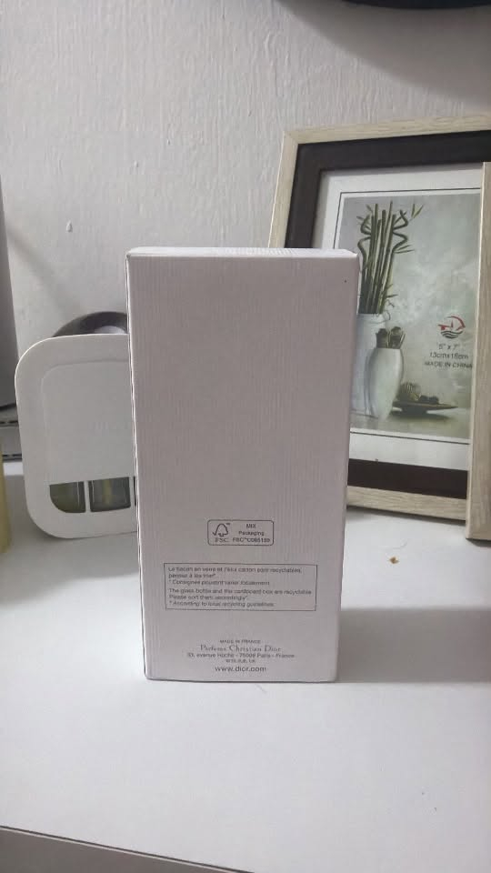 السلام عليكم وجمعة طيبة هذا العطر اصلي اجاني هدية ٧٥ مل للبيع انت قيم واخذ بالي يرضى الله ***********
