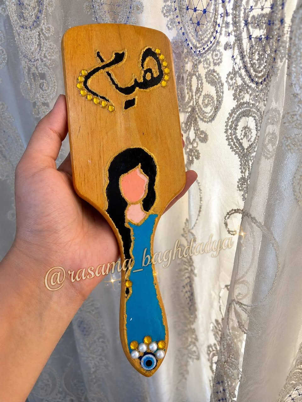 متوفر رسم بالوان الزجاج على علب الكلنس والمرايا وفرش الشعر واي هديه حابين تضيفون لمسه عليها بعبارات واسماء من ذوقكم للاستفسار والتواصل معنا على رقم  الواتساب ***********
